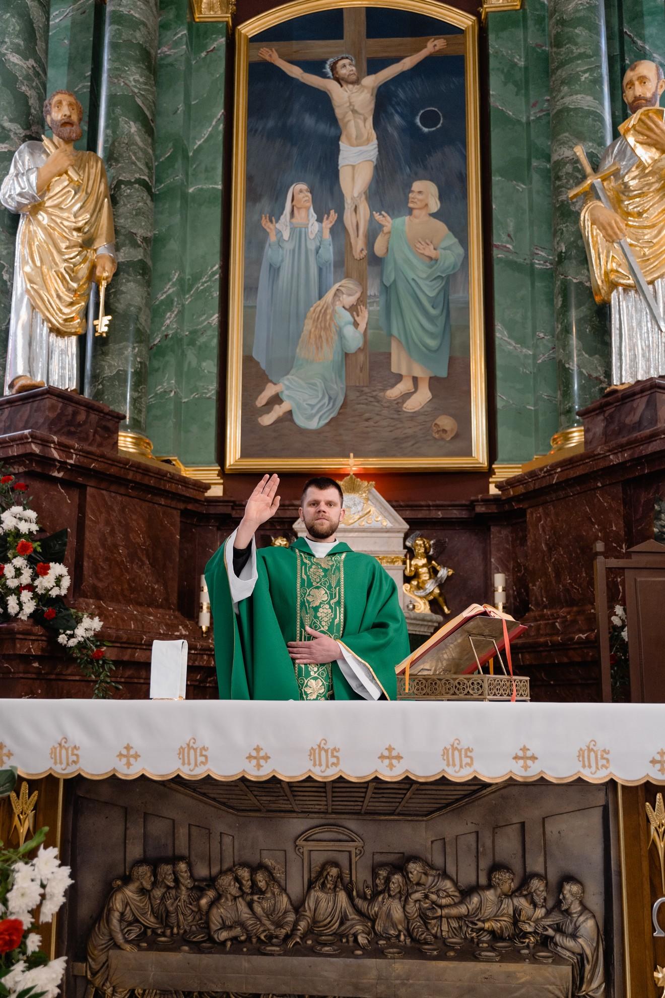 Un prêtre en train d'officier dans une église.