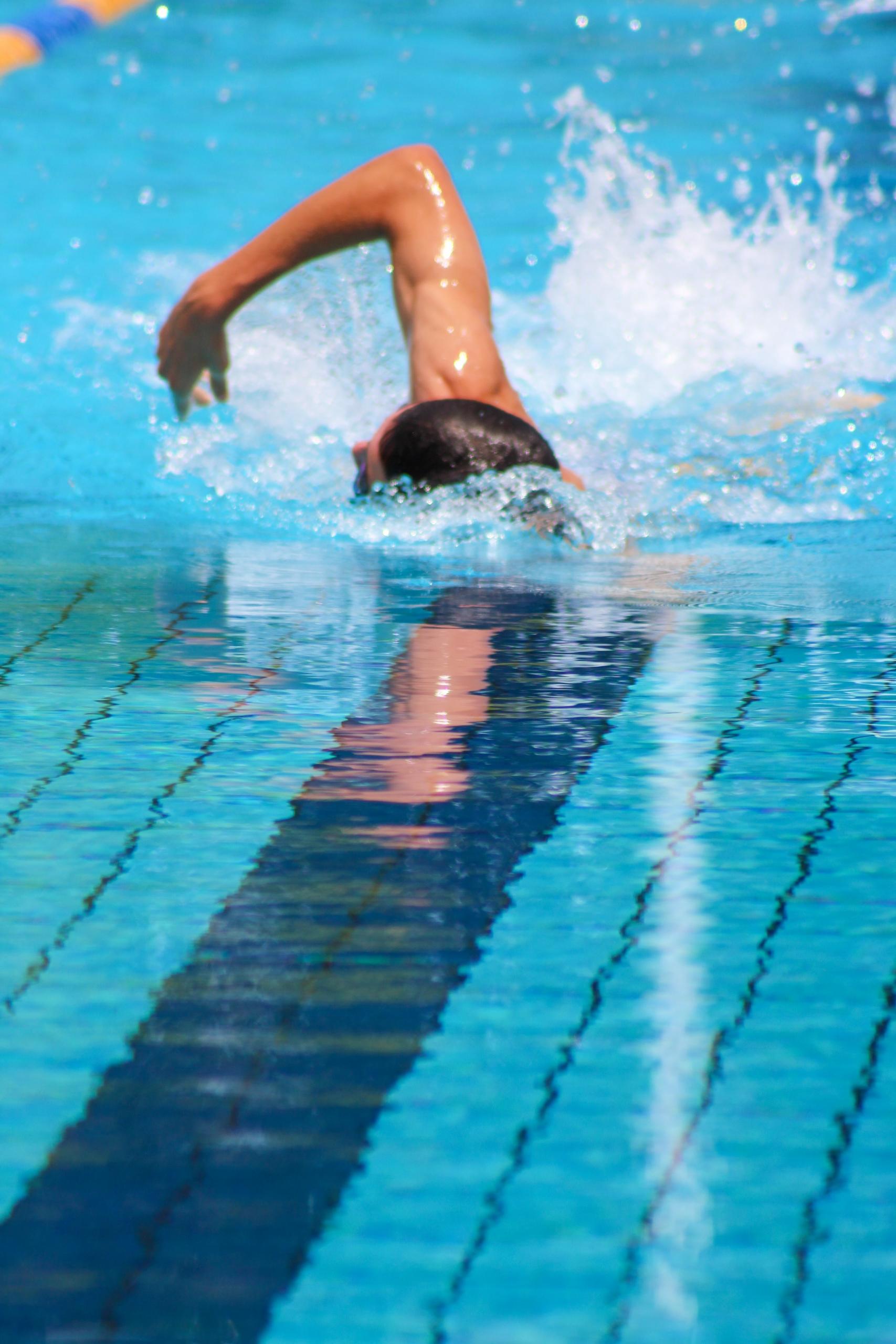 Un nageur se muscle à la piscine.