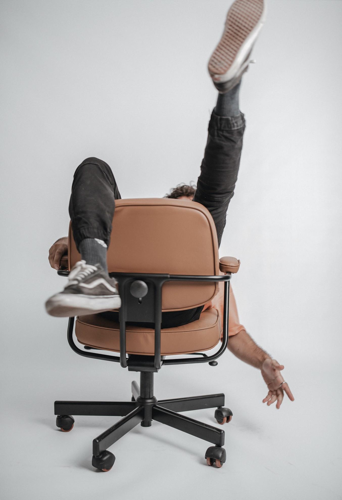 Un homme allongé à l'envers sur une chaise roulante.