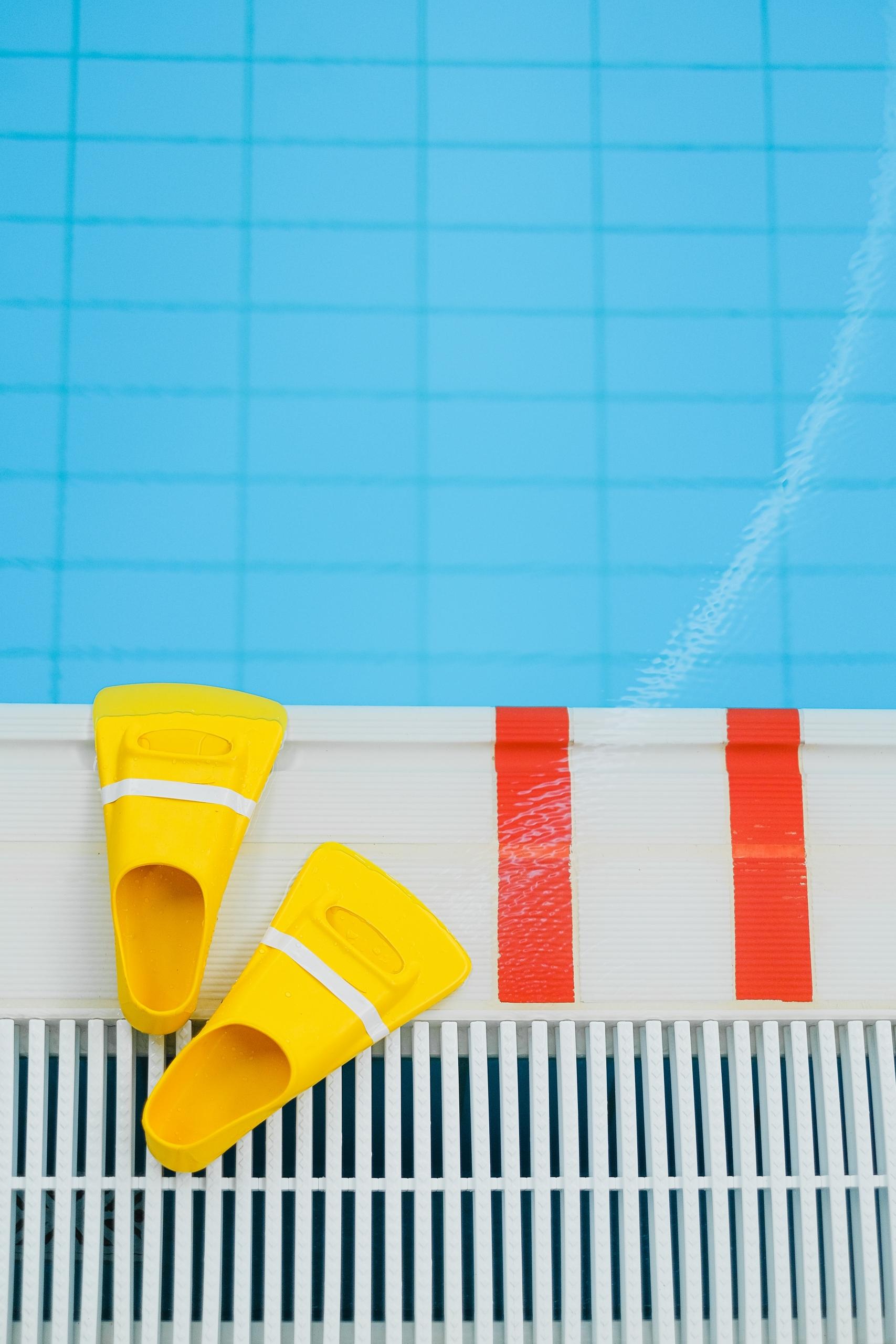 paires de palmes au bord d'une piscine