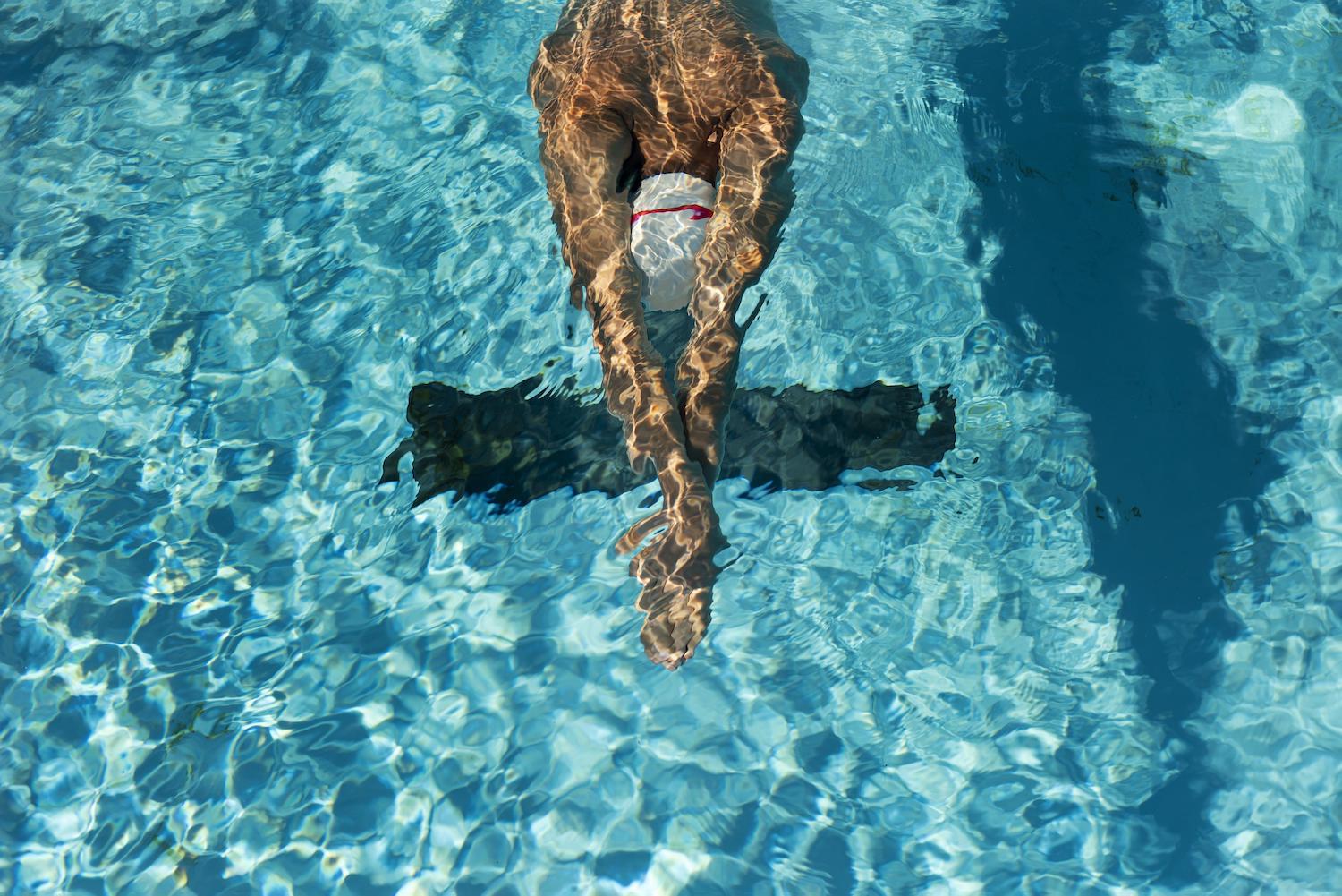 Une personne en train de nager dans une piscine.