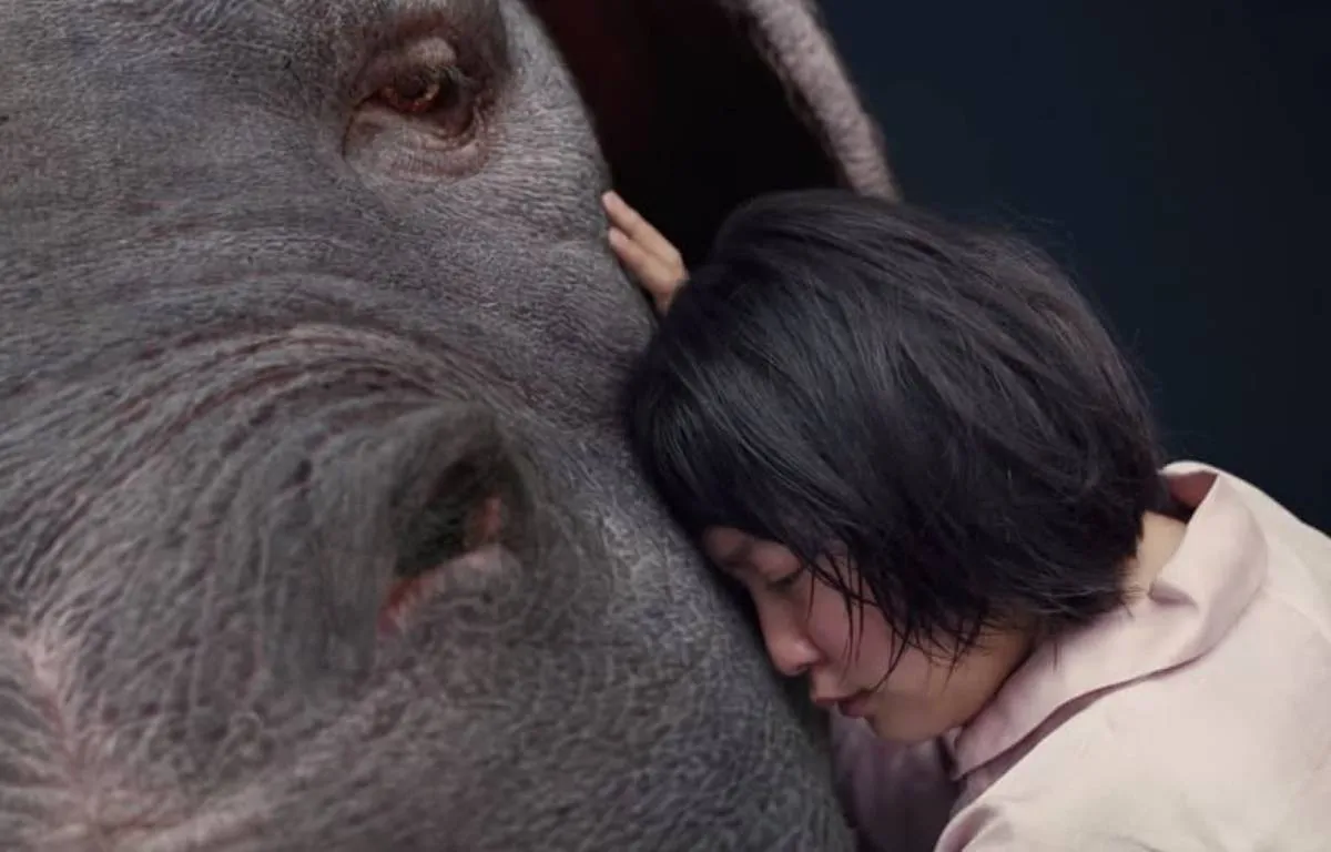 La jeune héroïne aux côtés de Okja.