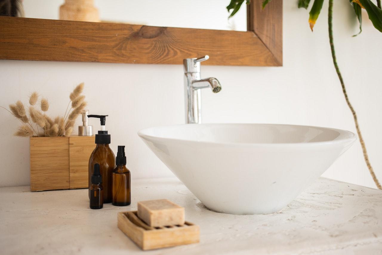Lavabo de salle de bains avec des produits de soins coréens posés à côté.