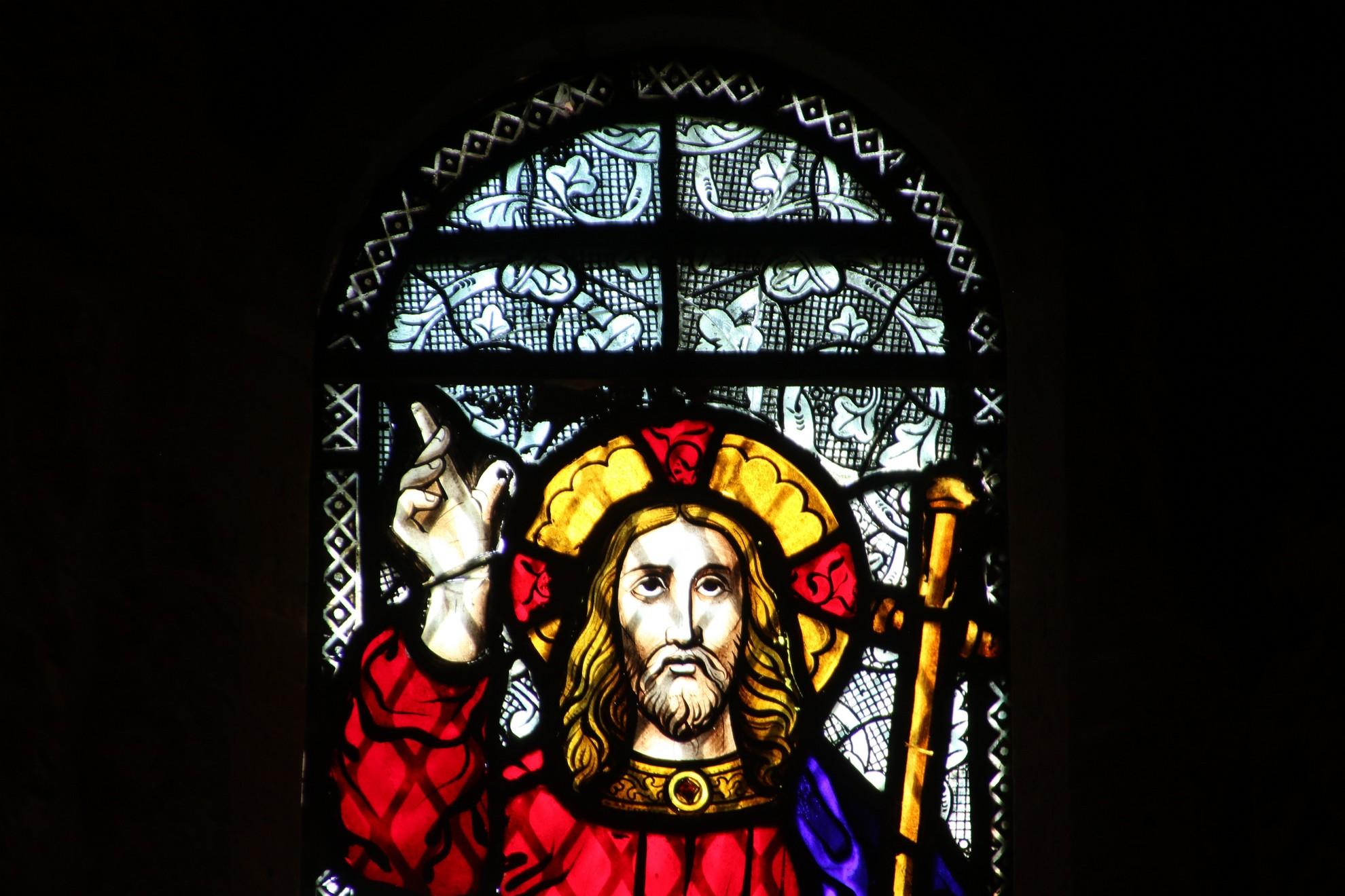 Un vitrail représentant Jésus.