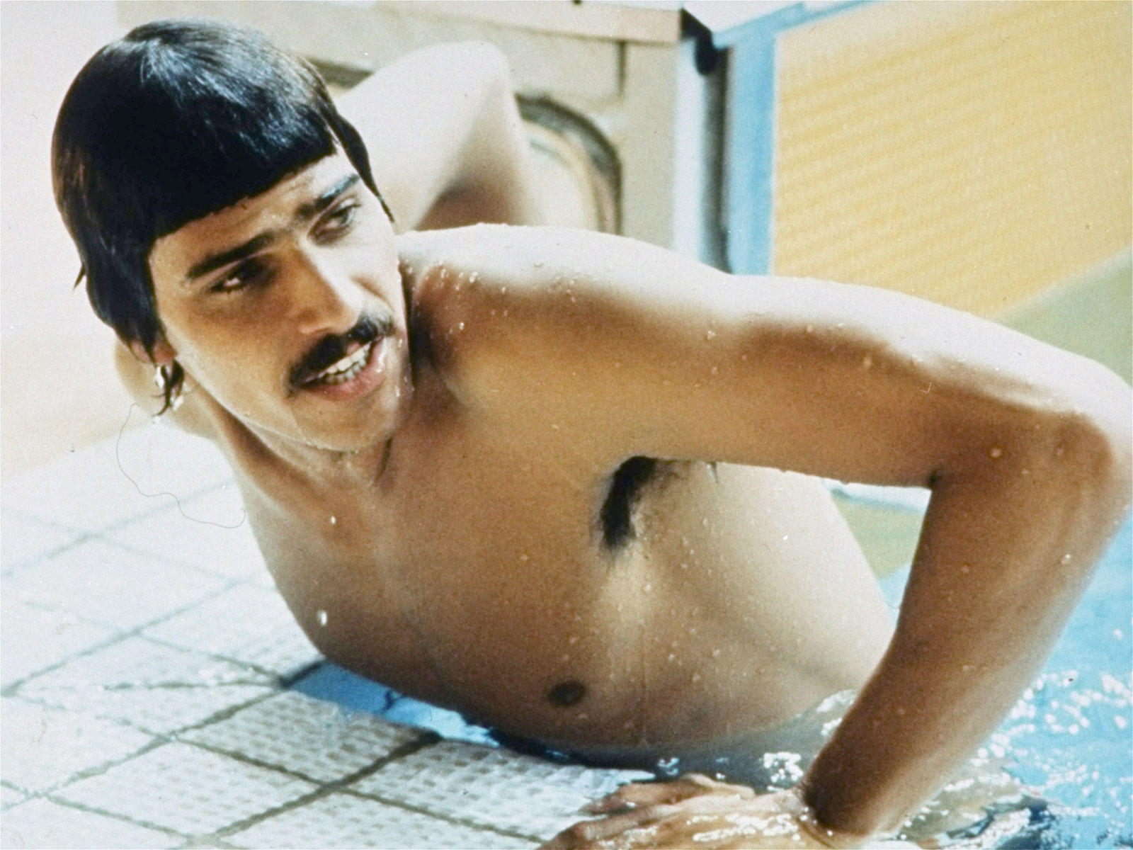 Mark Spitz sur le bord d'une piscine