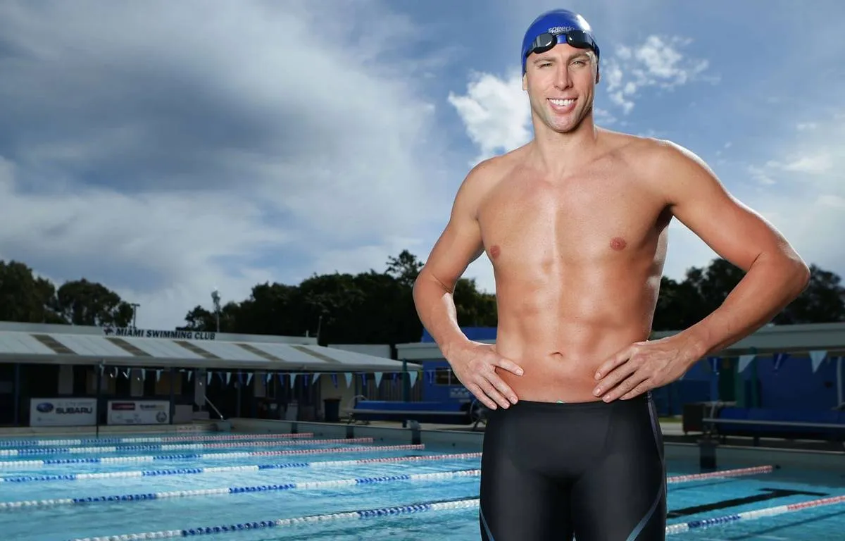 Grant Hackett photographié devant une piscine