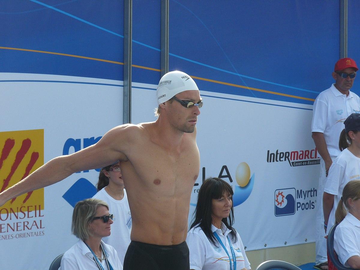 Camille Lacourt se prépare à nager.