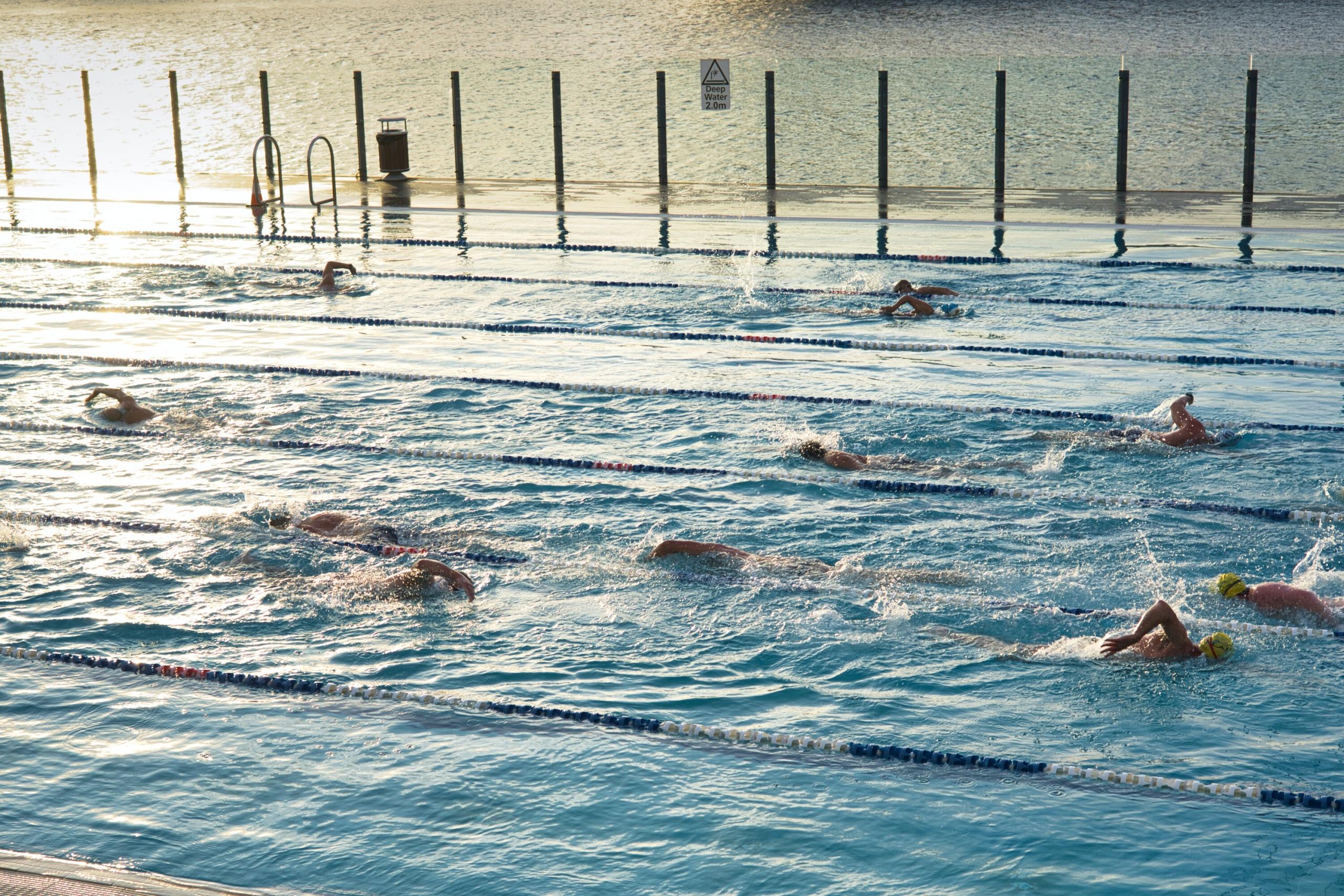 Un entraînement dans une piscine intérieure.