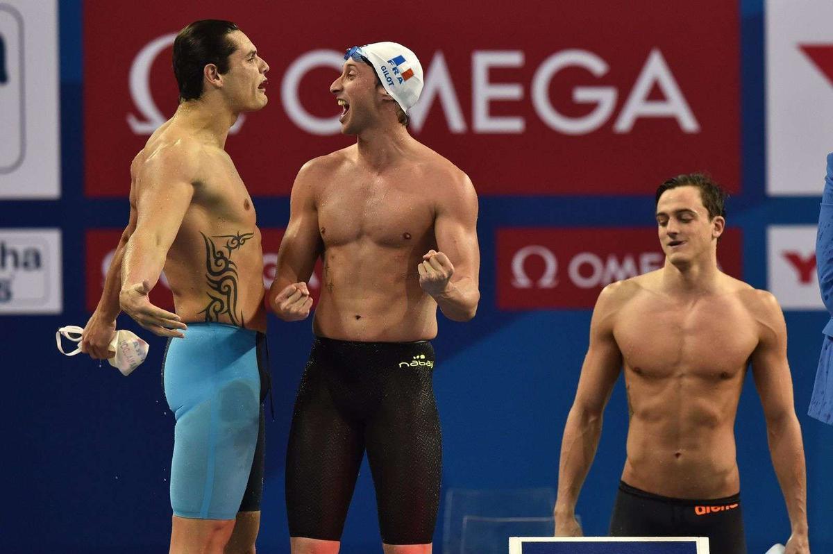 Fabien Gilot et Florent Manaudou célèbrent une victoire près de la piscine.