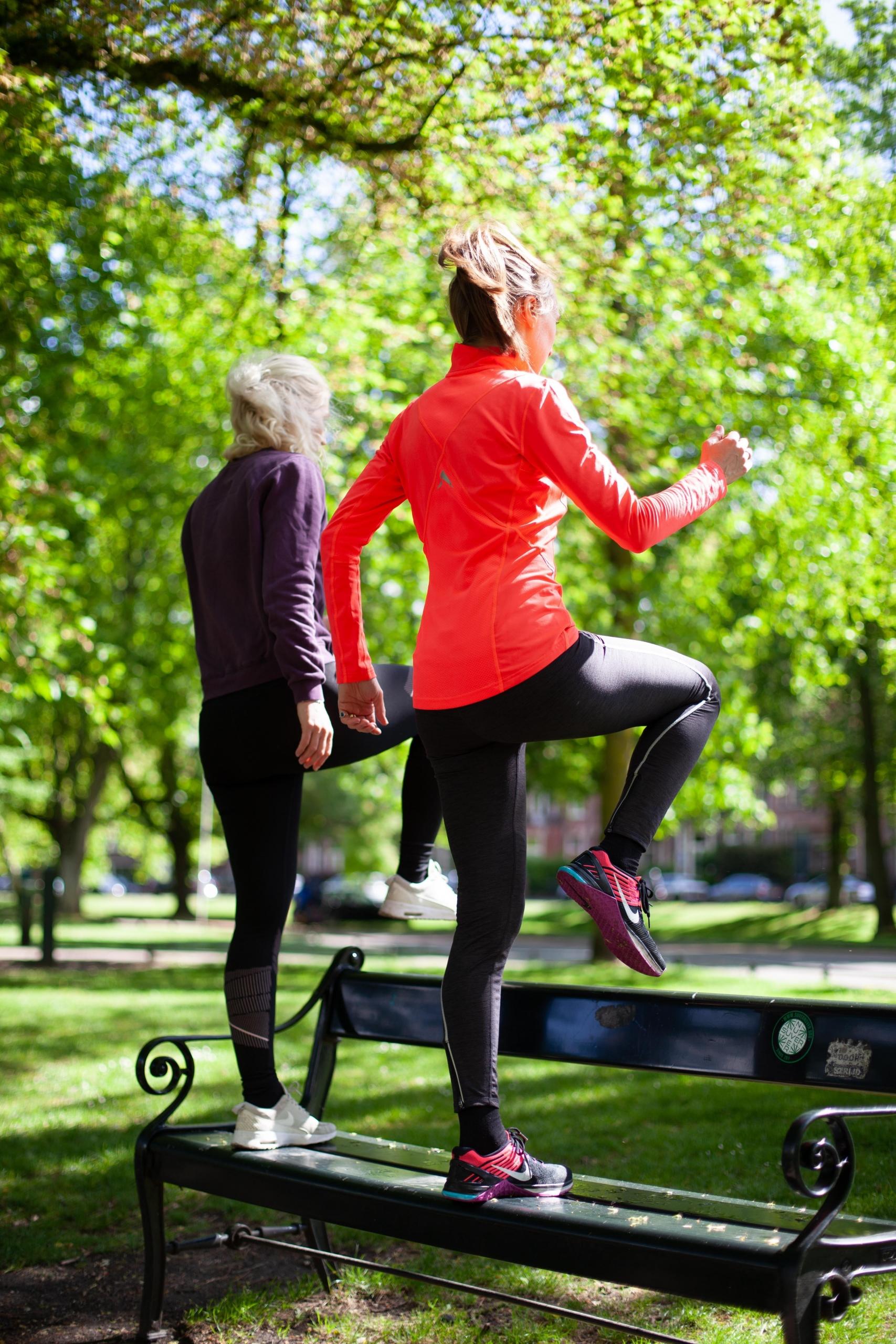 Deux amies font du fitness avant les vacances