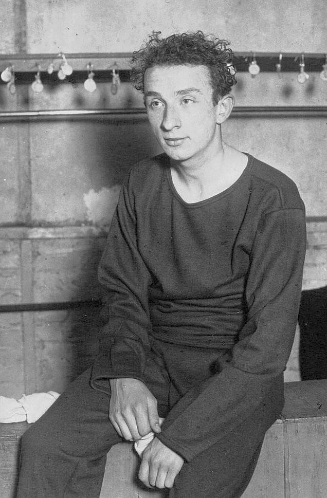 Portrait de Jean Taris dans les vestiaires d'une piscine.