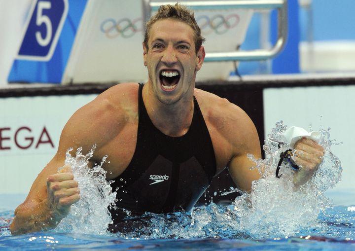 Alain Bernard qui célèbre sa victoire dans une piscine