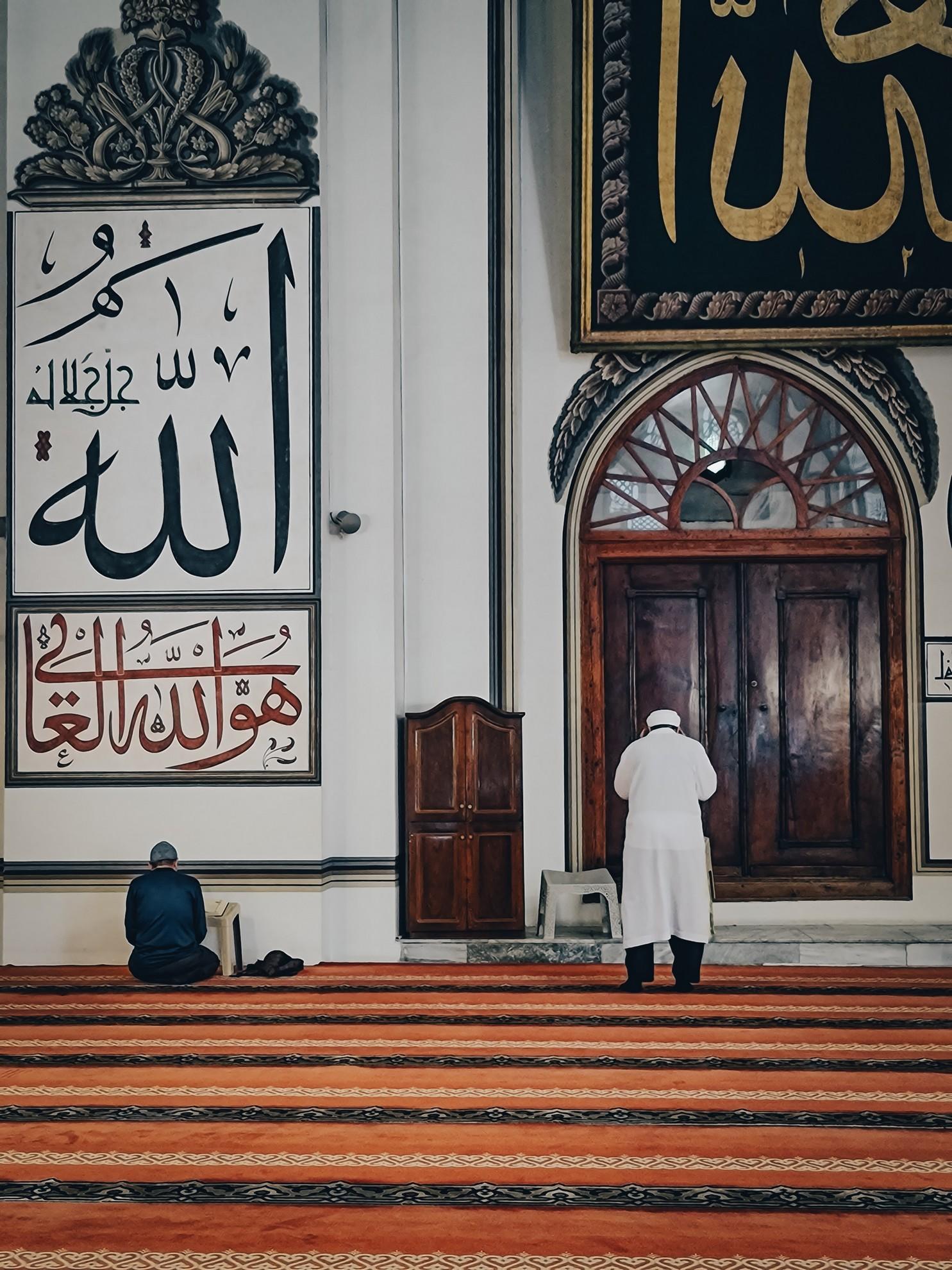Deux hommes dans une mosquée.