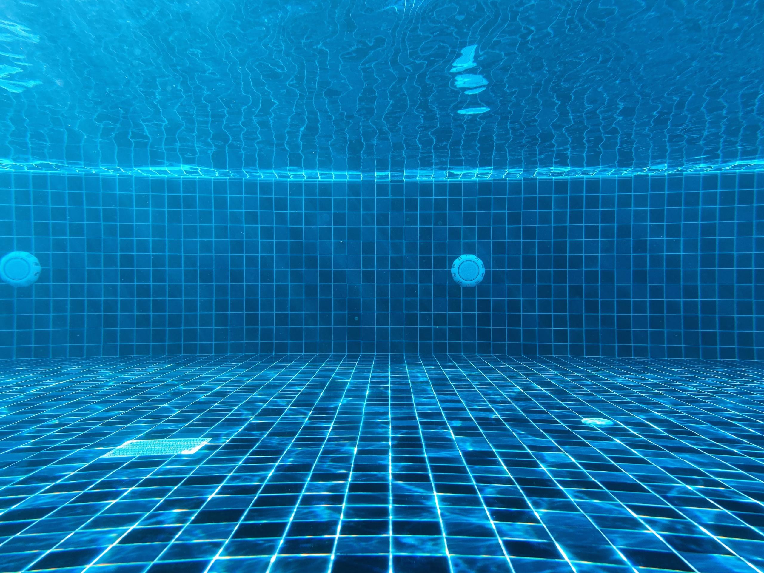 Une piscine carrelée pour accueillir les nageuses du monde entier.