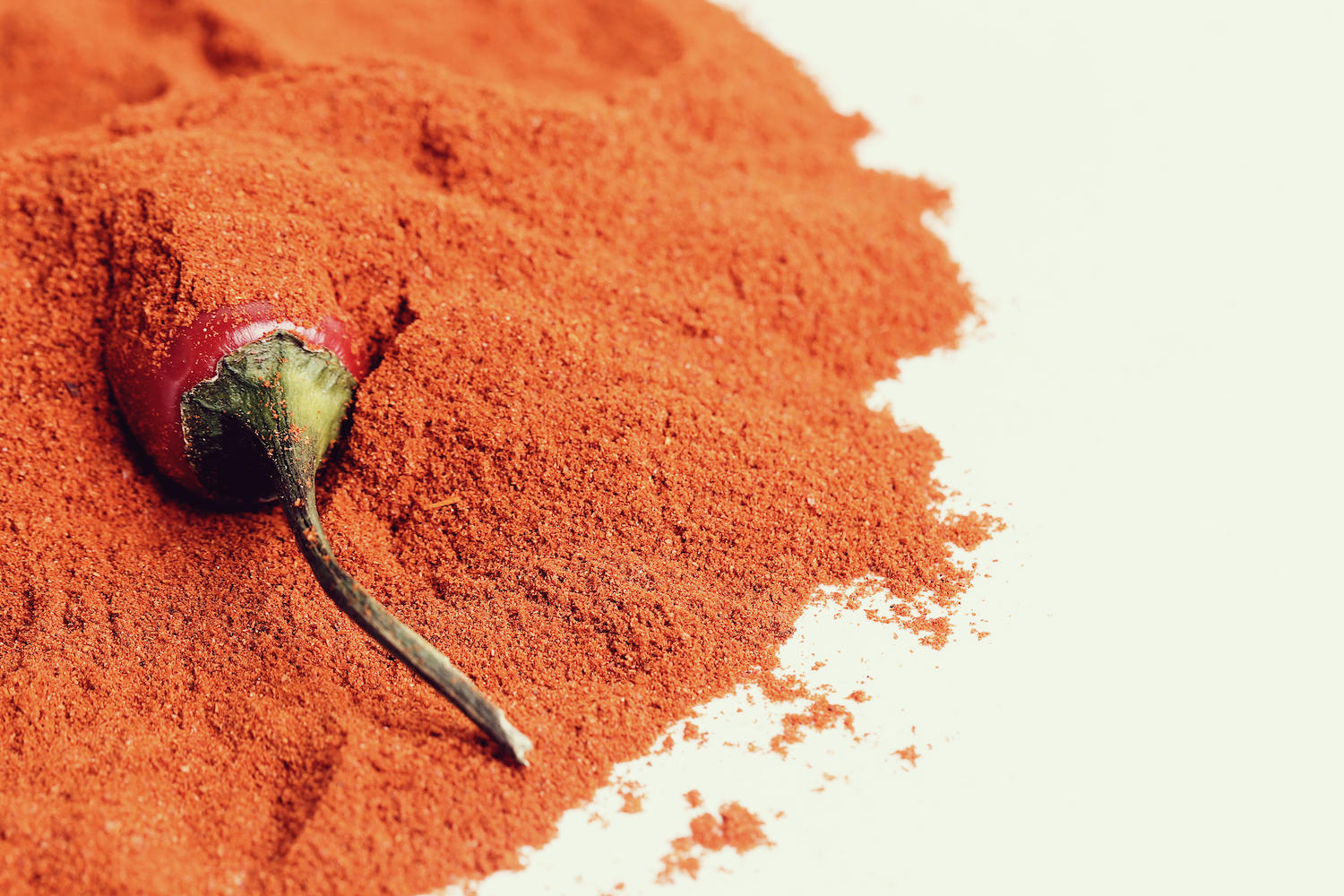 Piment rouge enseveli de piment en poudre