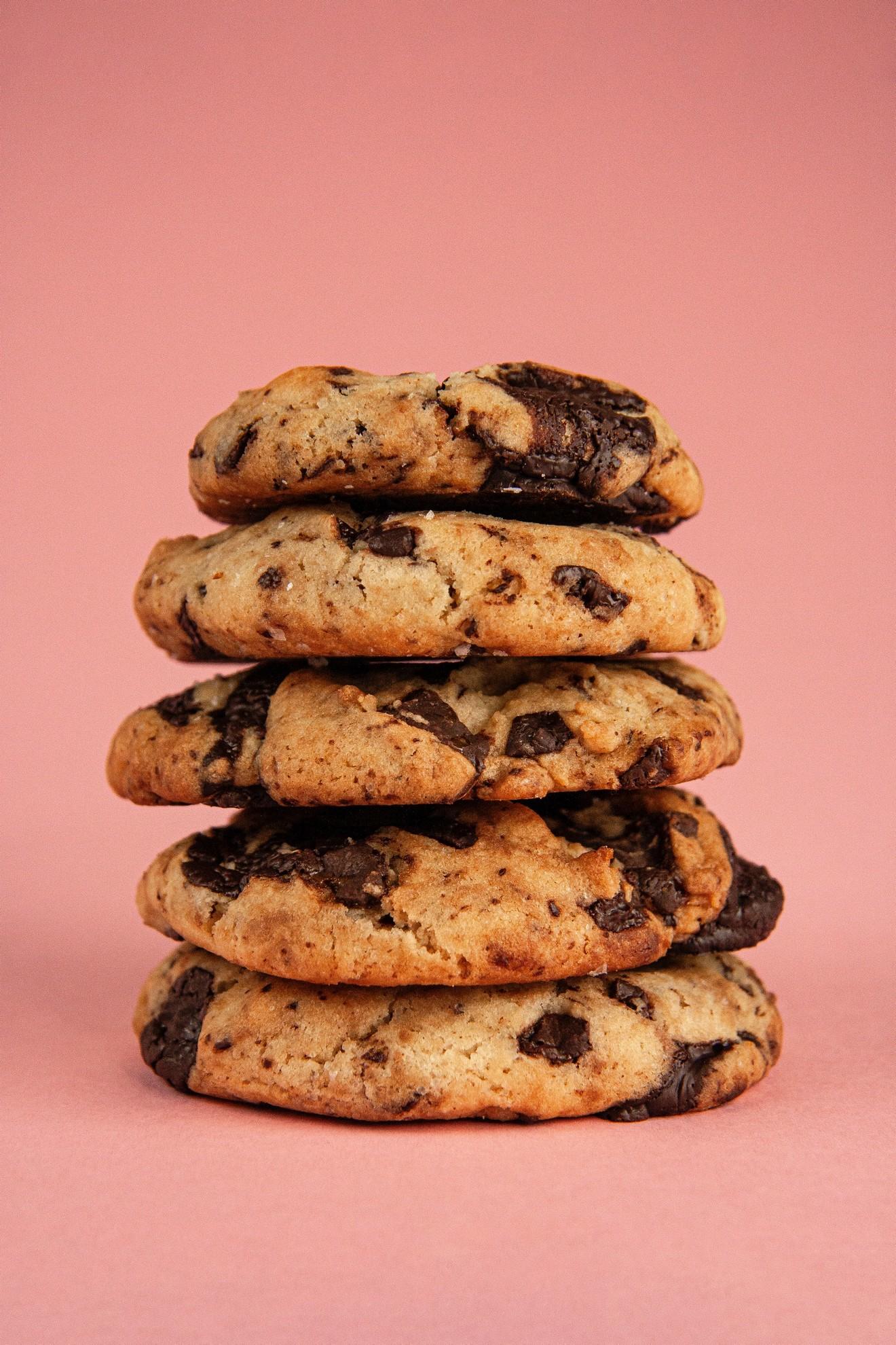 Une pile de cookies au chocolat.