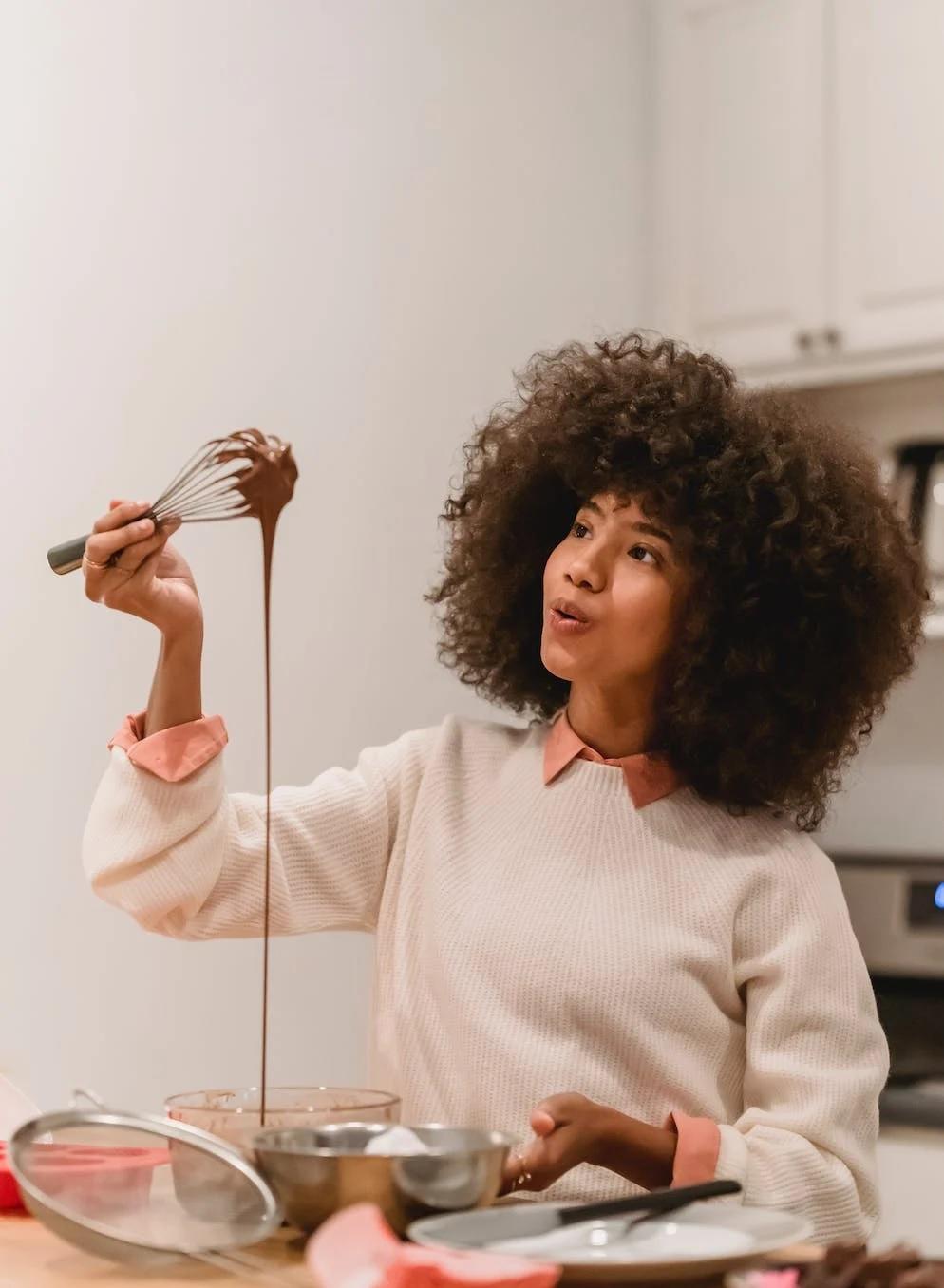 Une cuisinière prépare le fondant au chocolat.