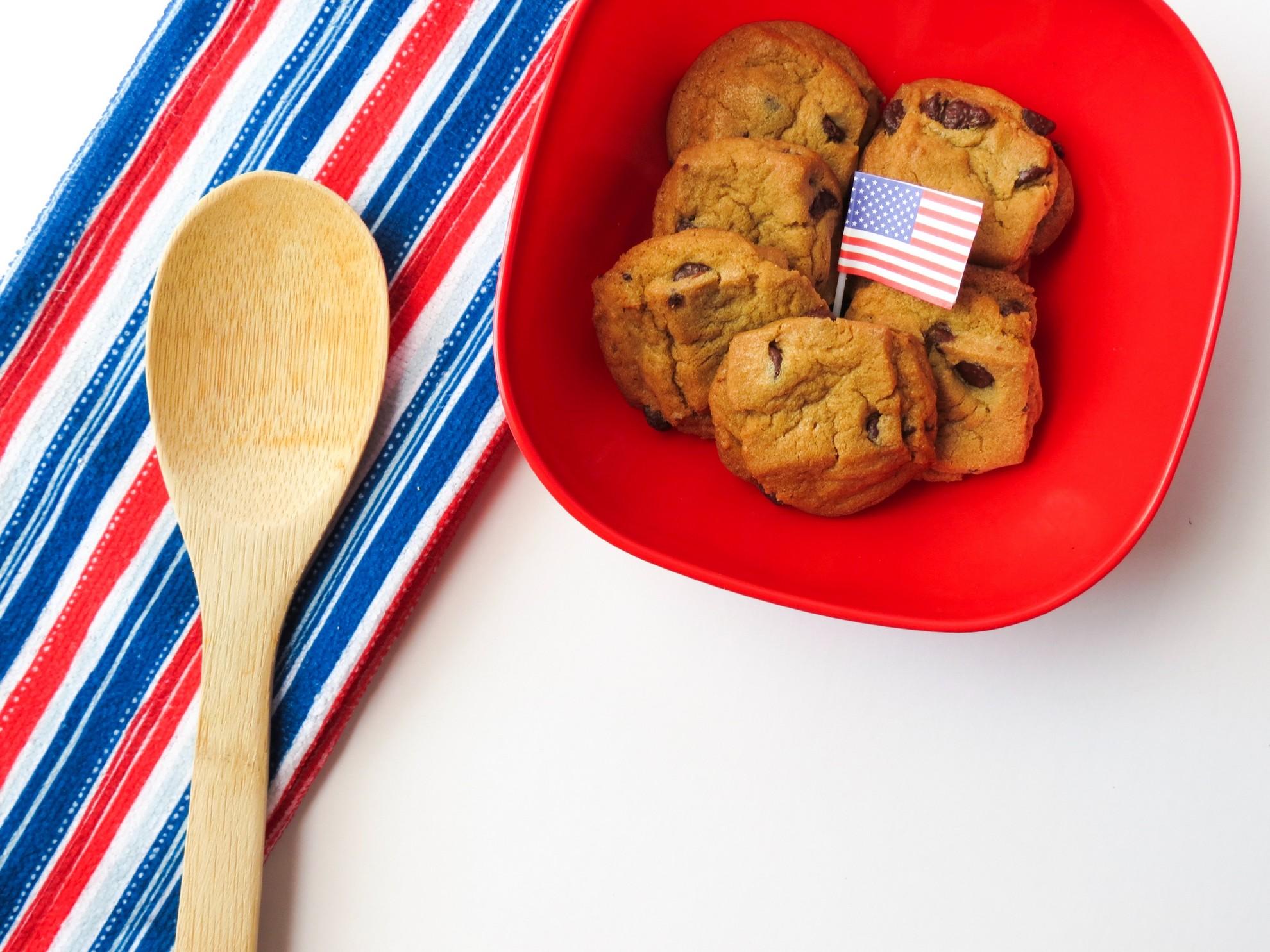 Une assiette de cookies US avec un petit drapeau américain.