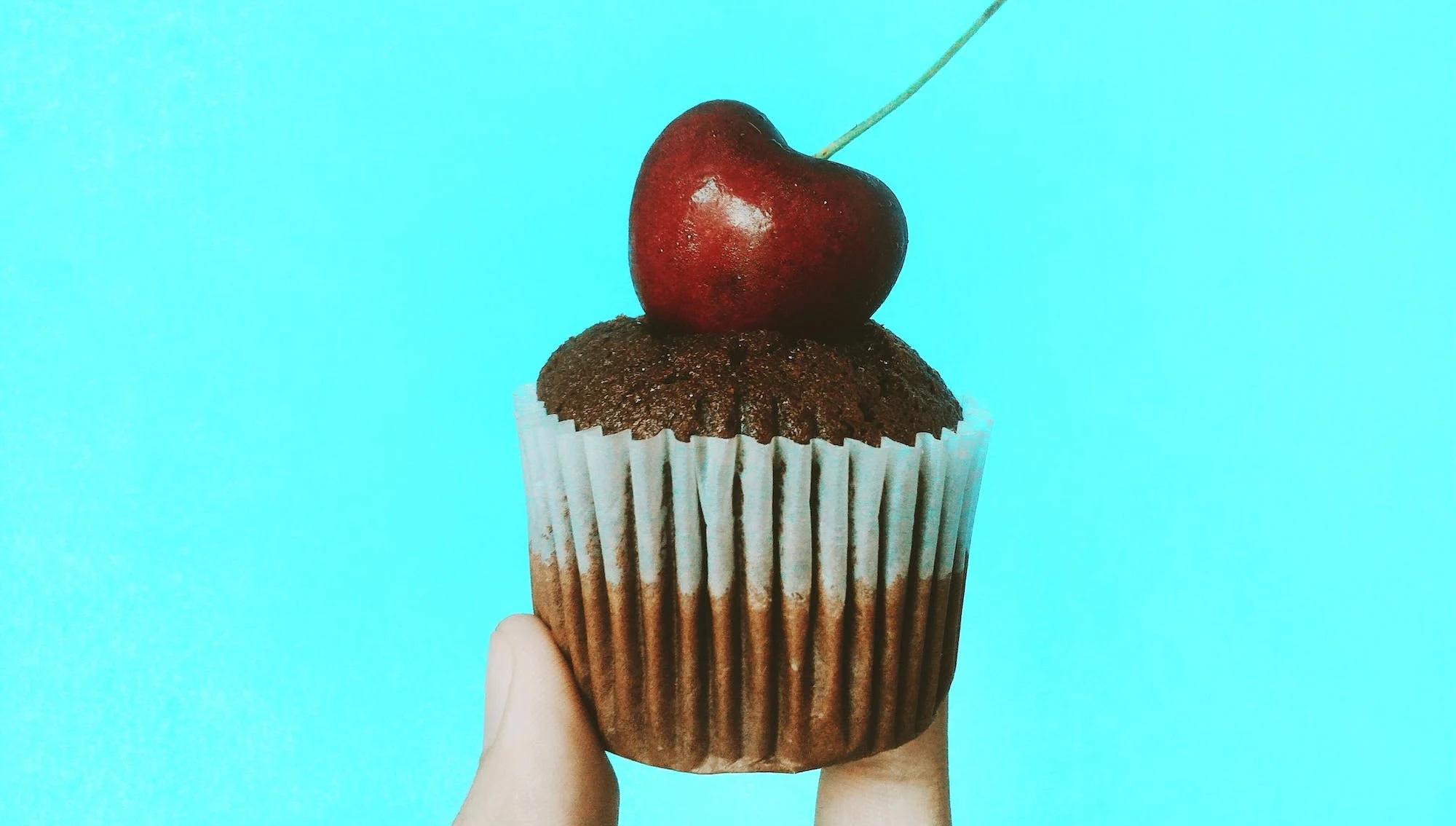 Fondant au chocolat avec une cerise sur le gâteau.