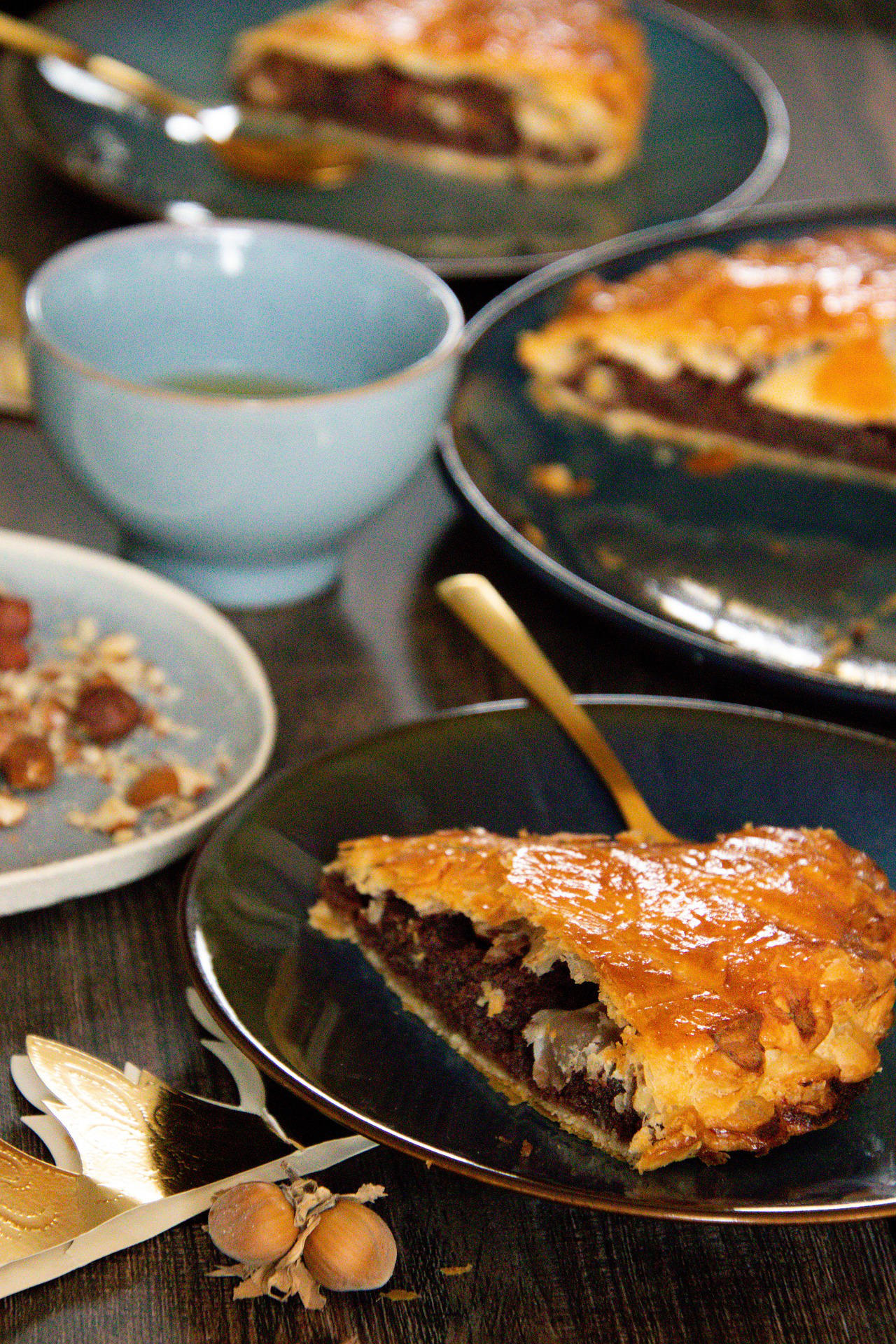 Une galette des rois au chocolat.