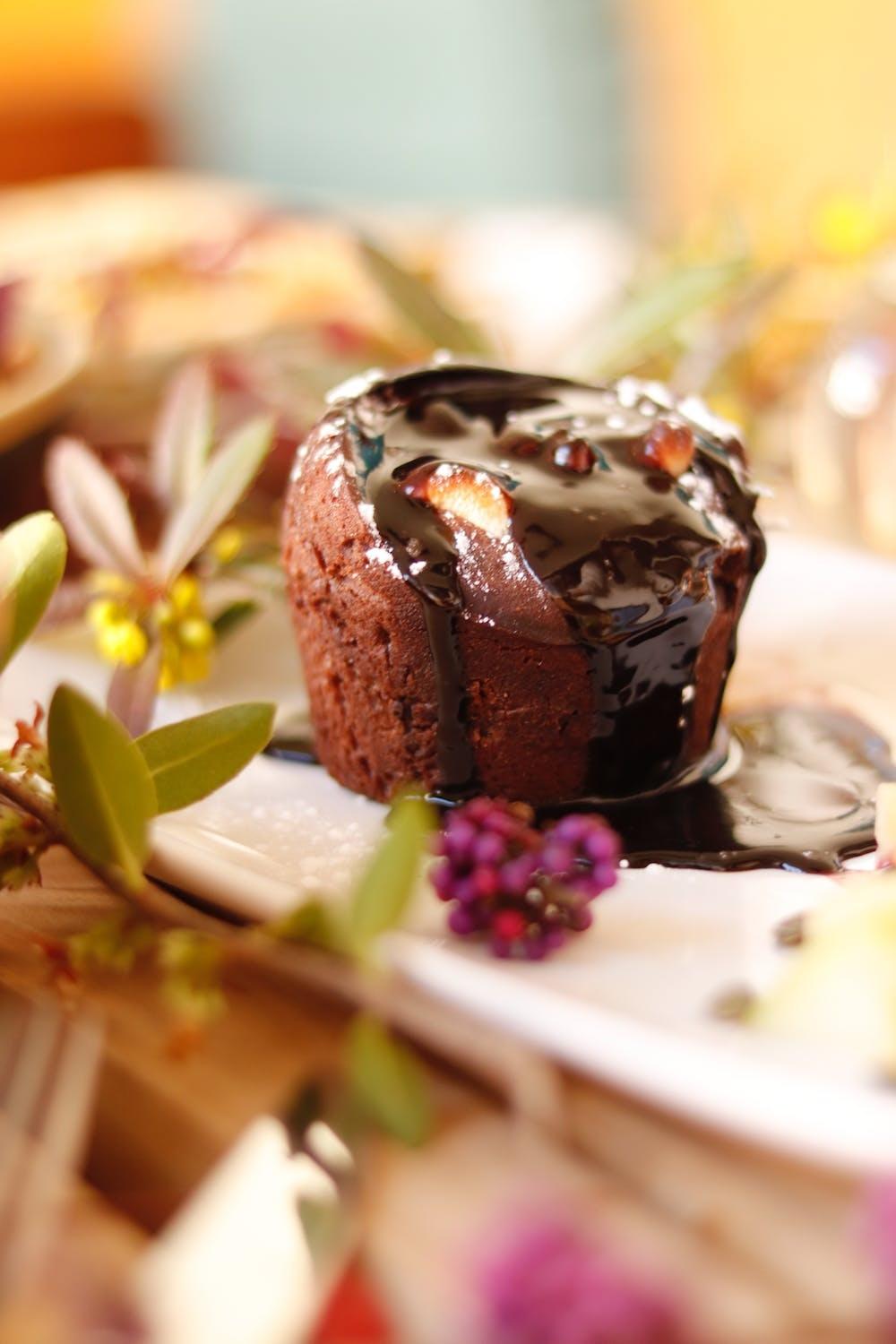 Fondant au chocolat présenté sur une assiette.