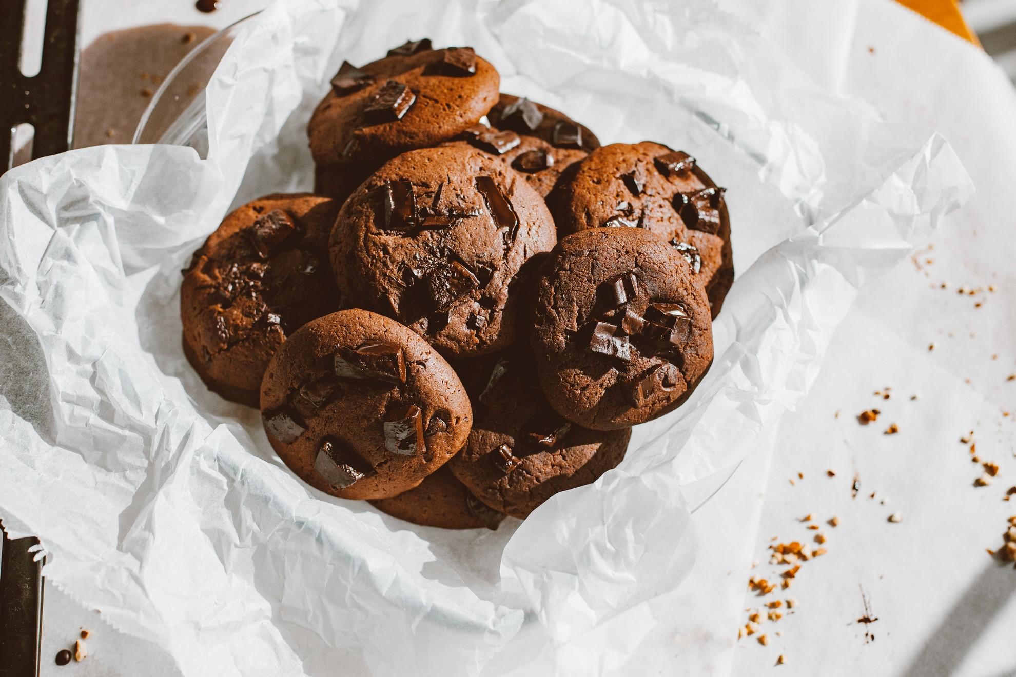 Un plat de cookies tout chocolat.
