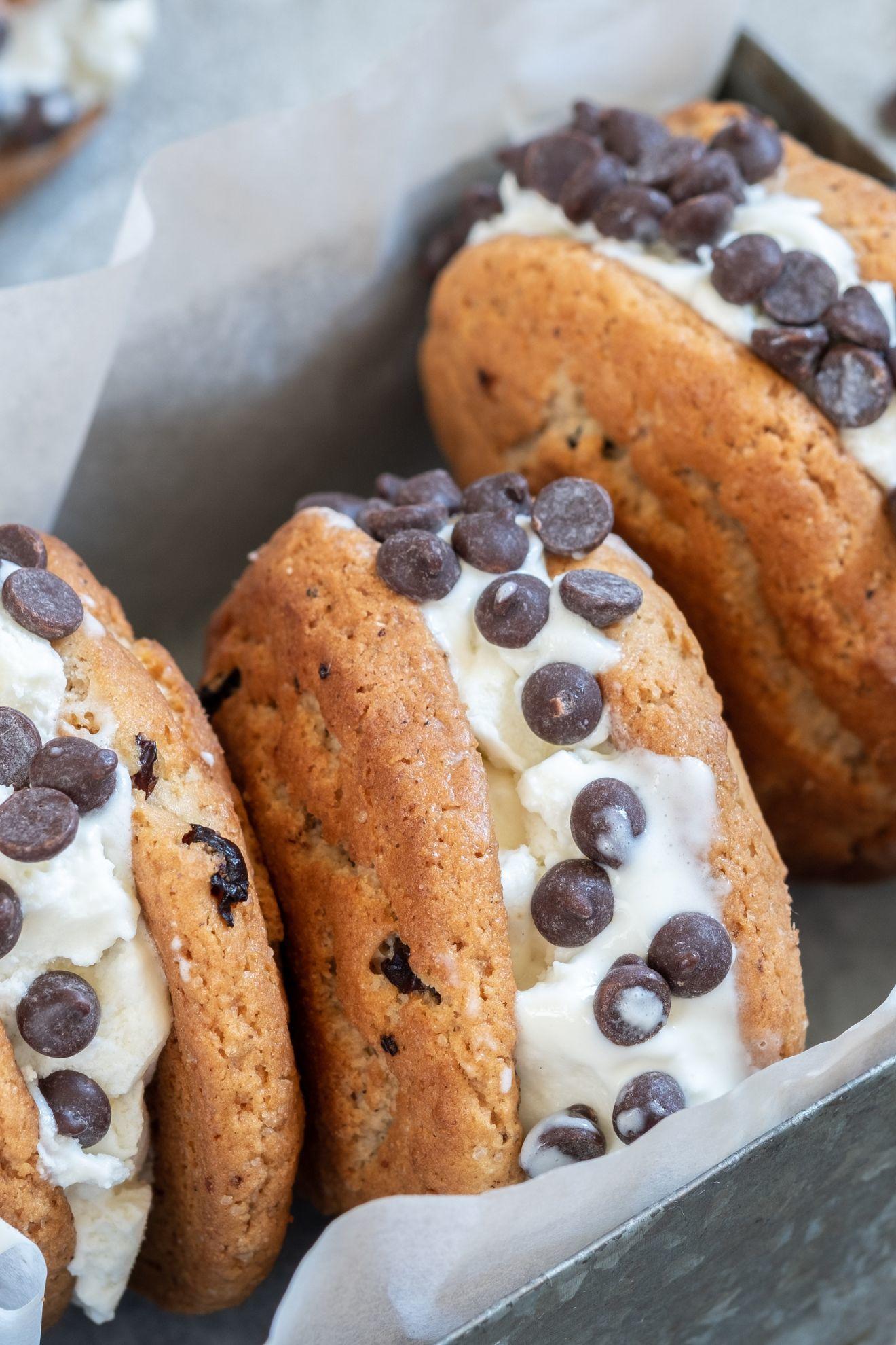 Des cookies glacés vanille/chocolat.