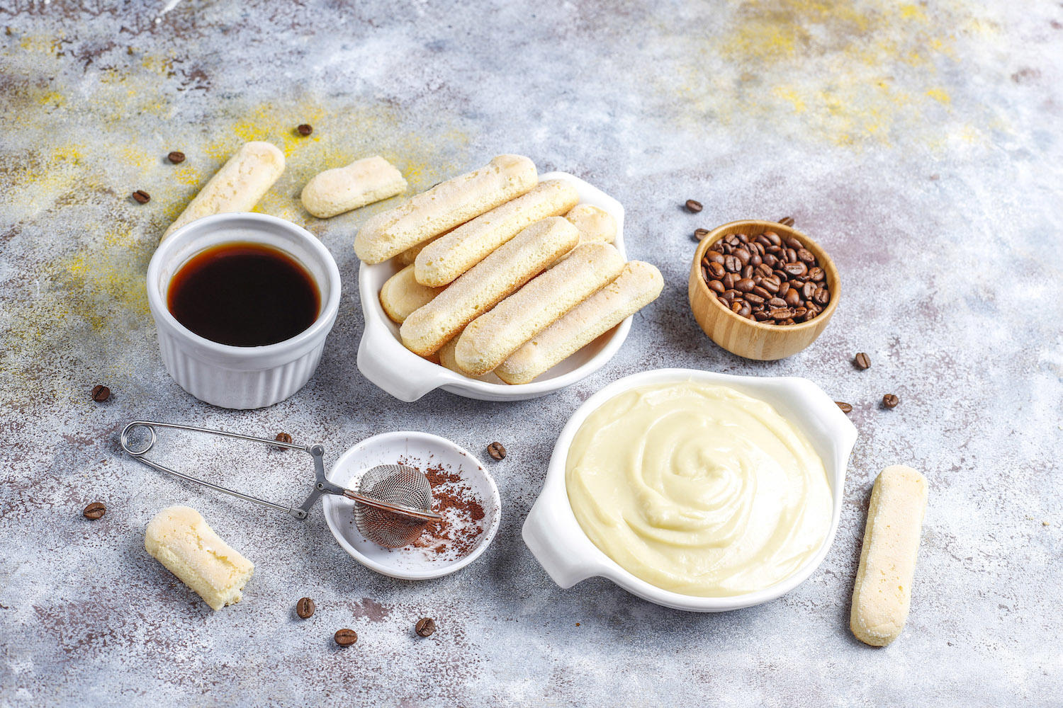 Tous les ingrédients du tiramisu posés les uns à côté des autres