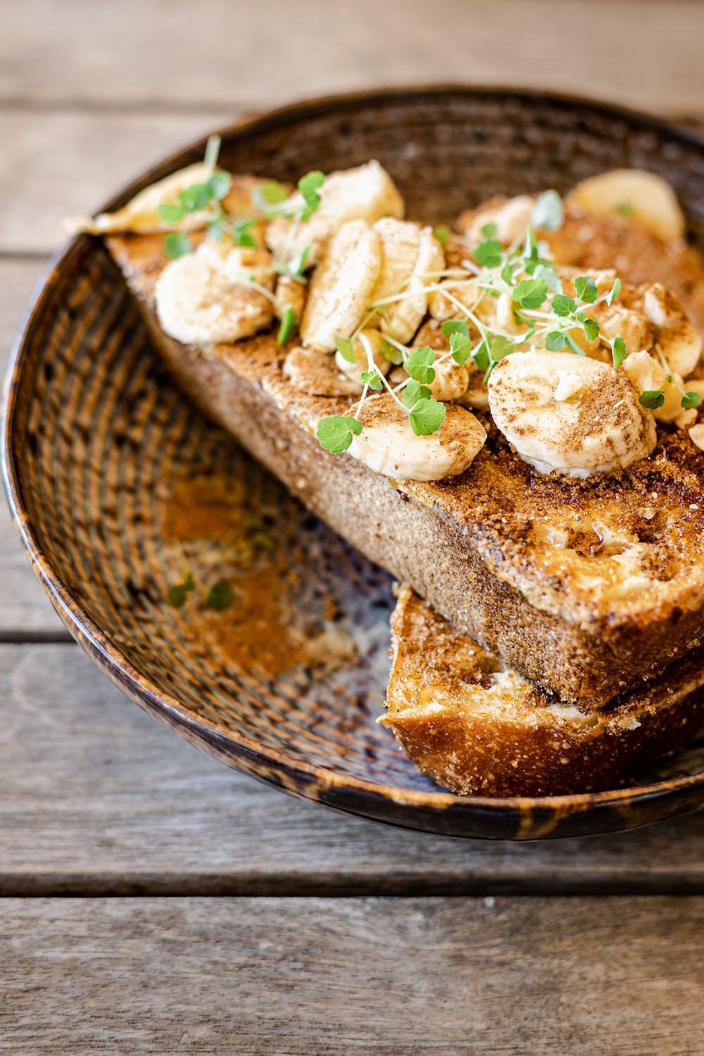 Pain perdu cuisiné avec des bananes.