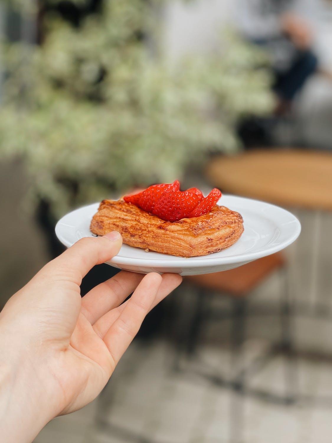 Pain perdu grillé avec des fruits.