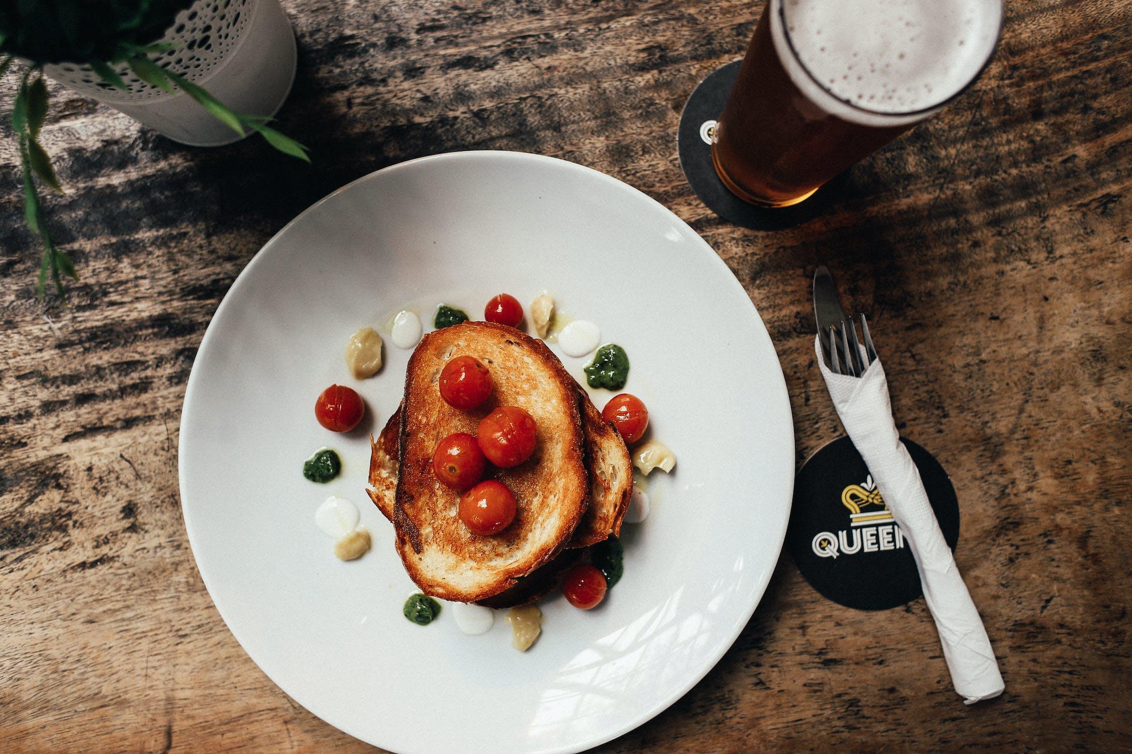 Pain perdu cuisiné avec des fruits.