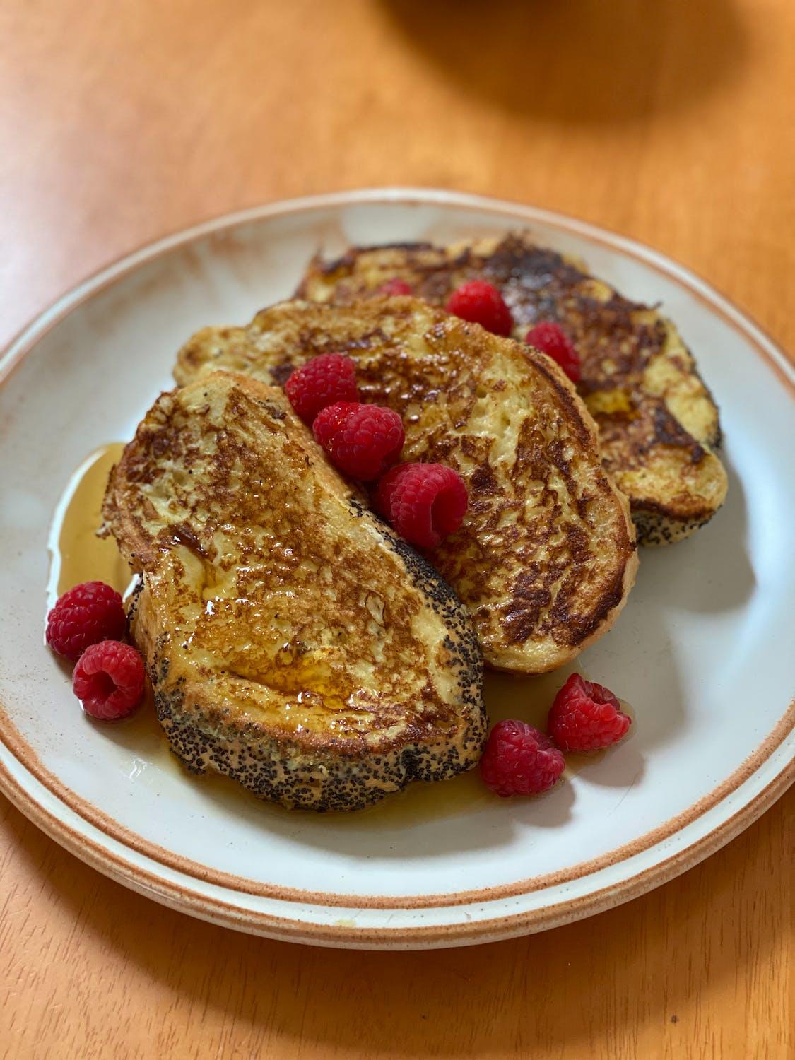 Pain perdu au sirop d'érable et aux fruits.