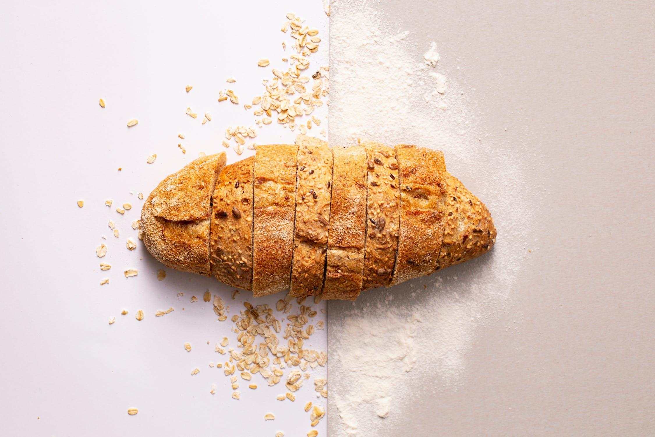 Pain tranché prêt pour le pain perdu.