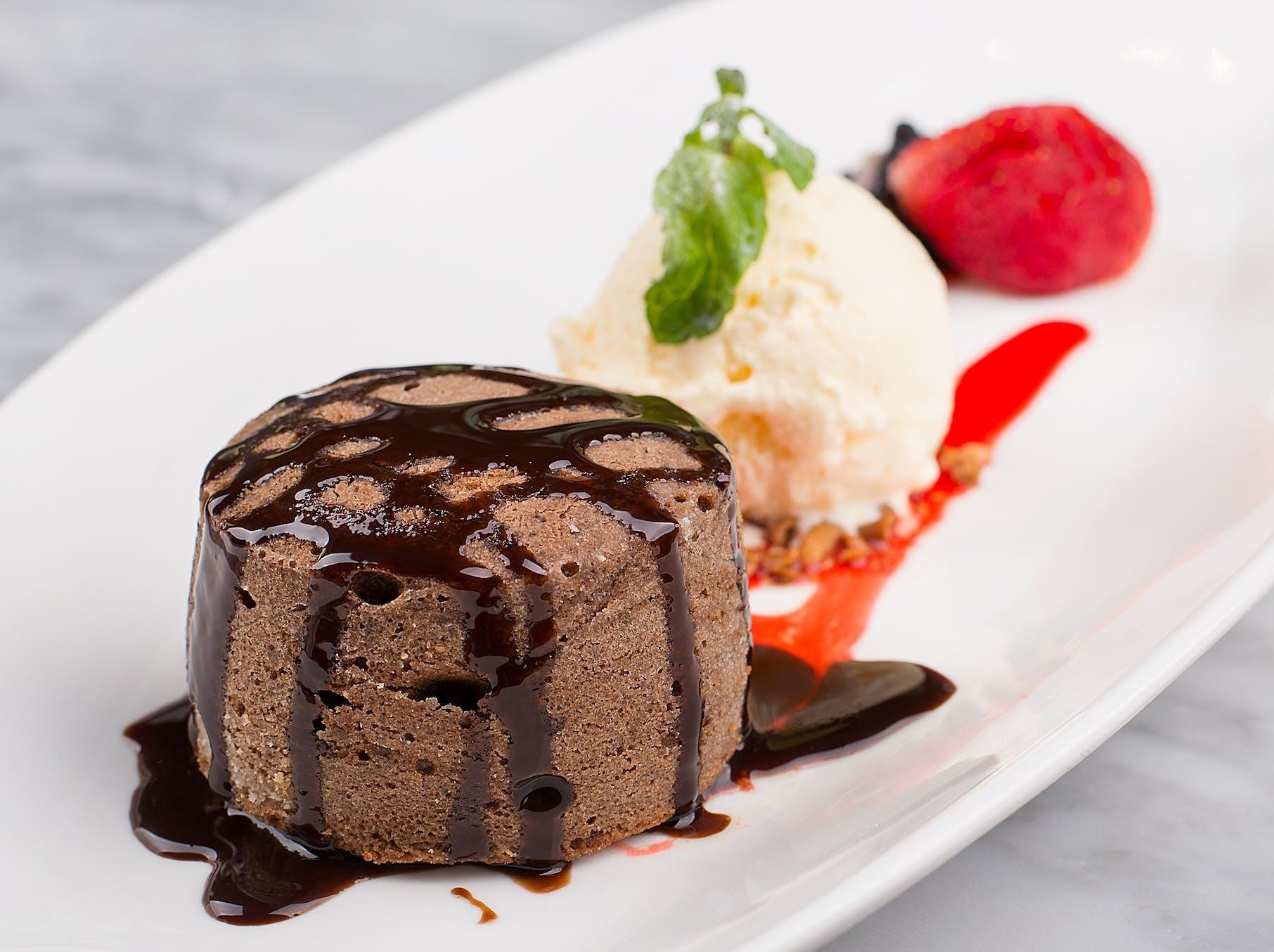Fondant au chocolat accompagné de sa boule de glace vanille.
