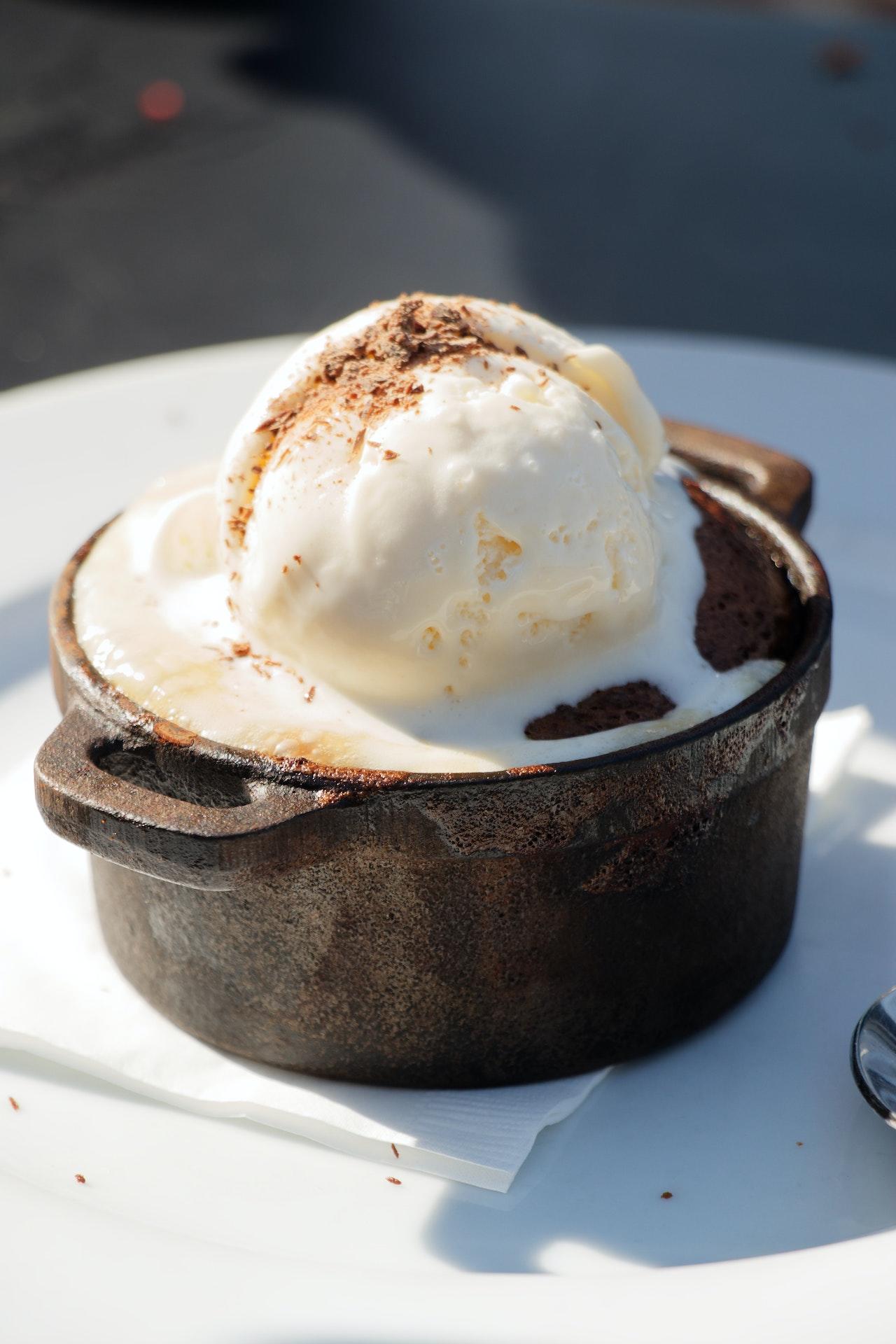Fondant au chocolat surmonté d'une boule de glace à la vanille.