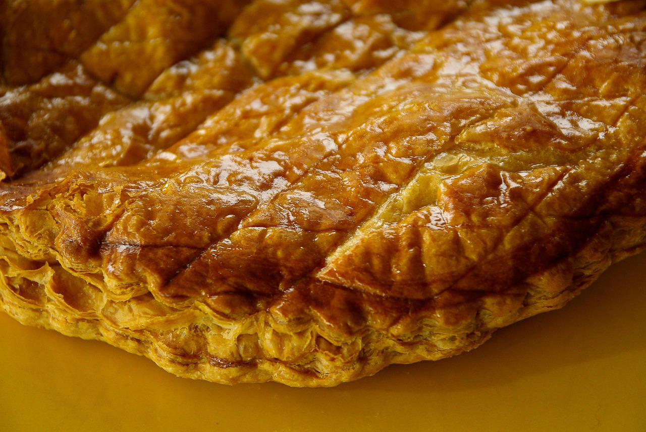 Une galette des rois à la frangipane entière.
