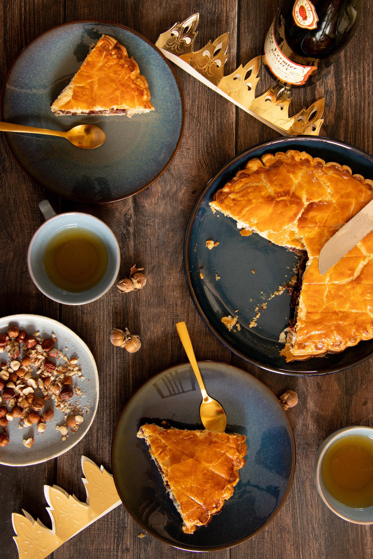 Une table d'Épiphanie avec une galette des rois.