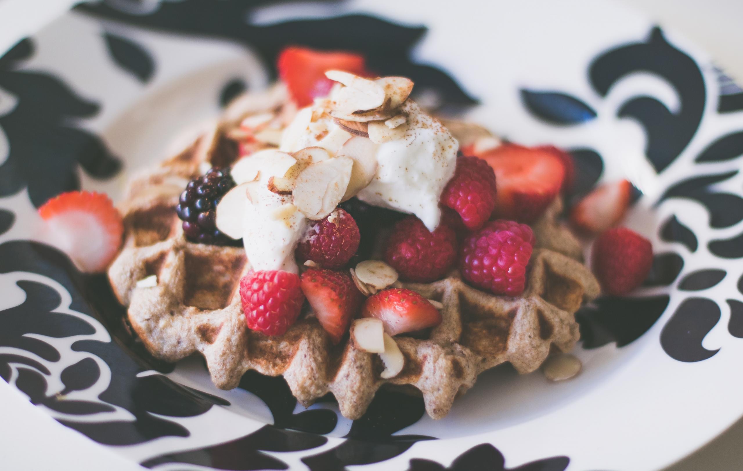 Une belle gaufre aux fruits rouges et à la chantilly.