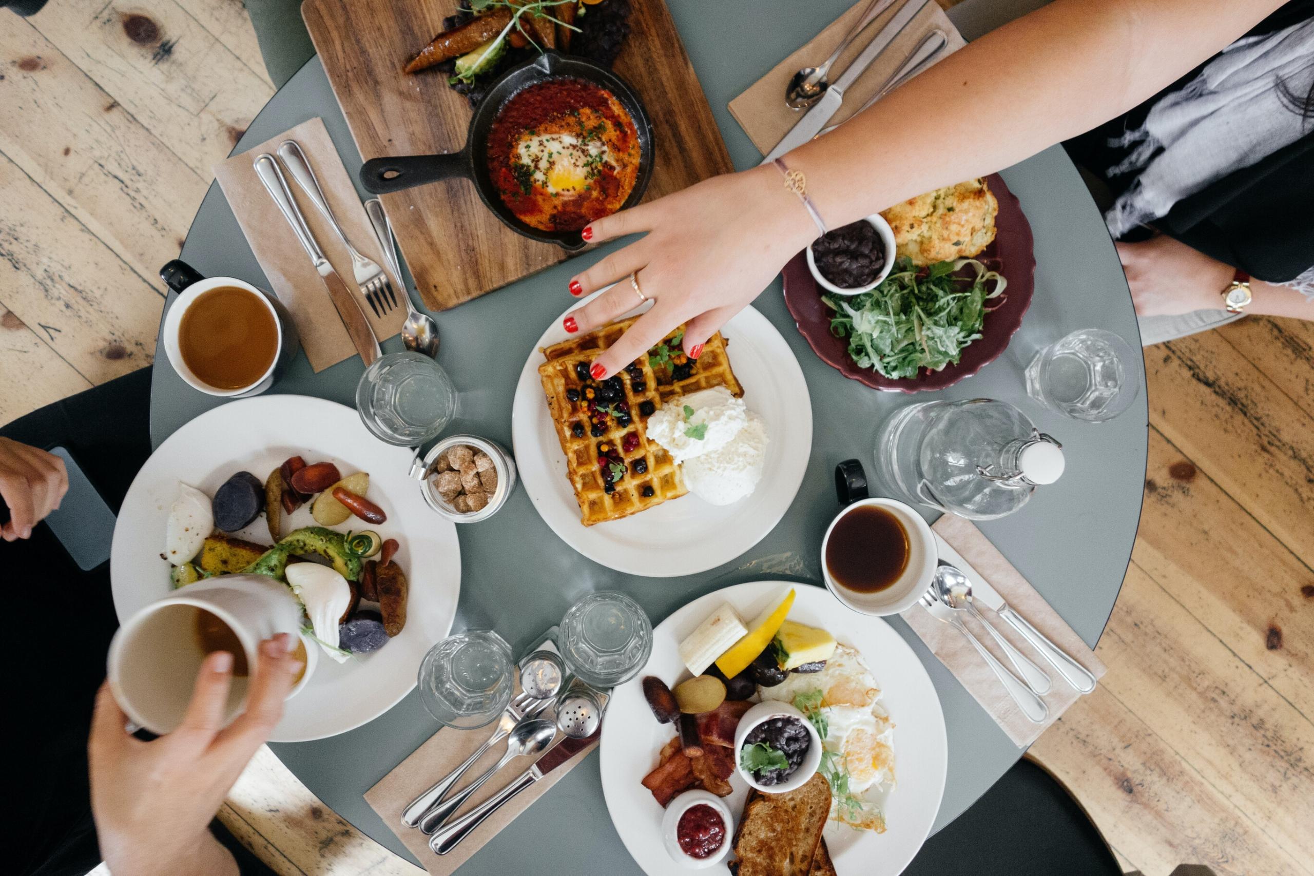 Une table de brunch avec des gaufres au milieu.
