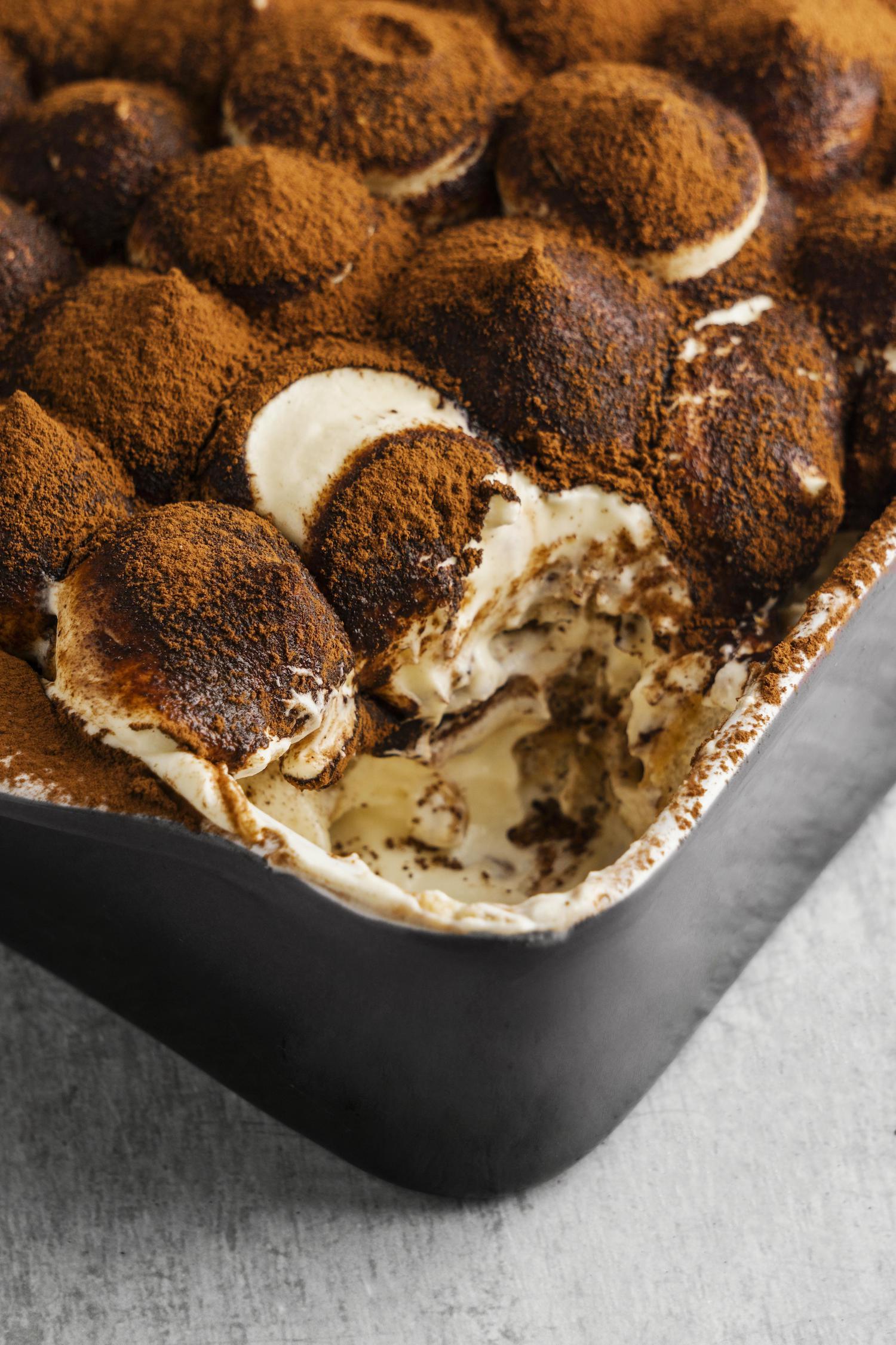Angle d'un plat de tiramisu en gros plan