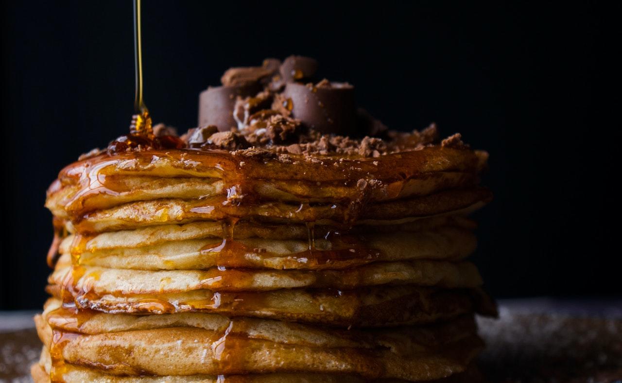 Pile de pancakes avec du chocolat et du sirop d'érable.