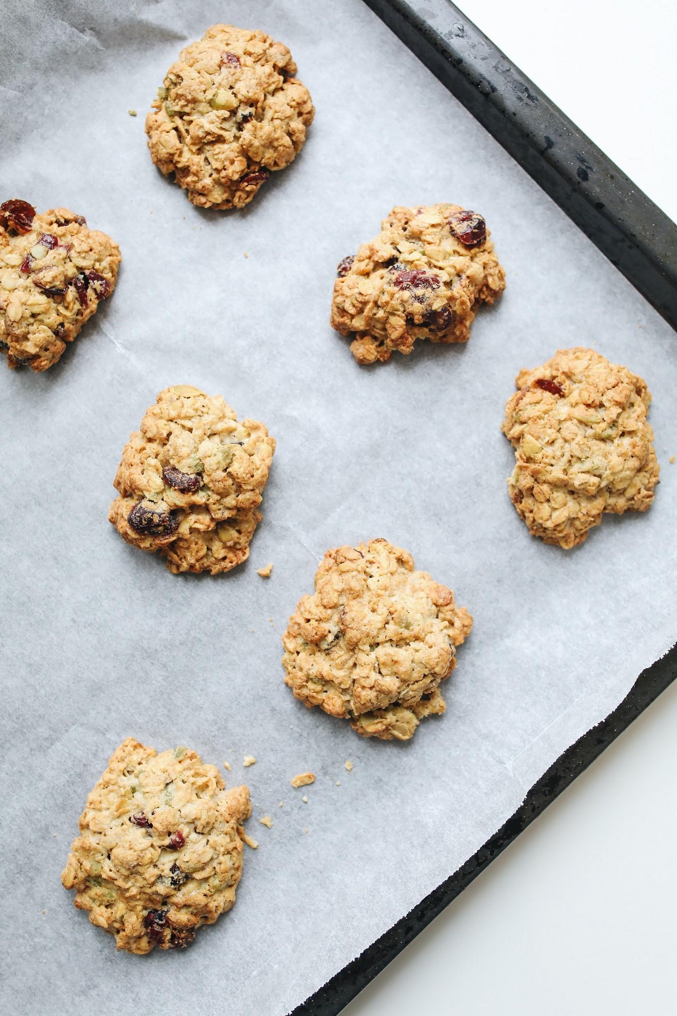 Des cookies à l'avoine et aux fruits secs.