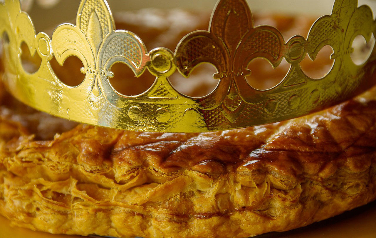 Une galette des rois et sa couronne.