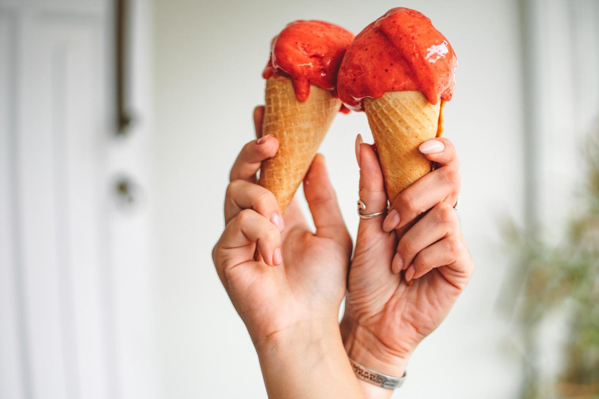 Deux cornets de glace à la fraise.