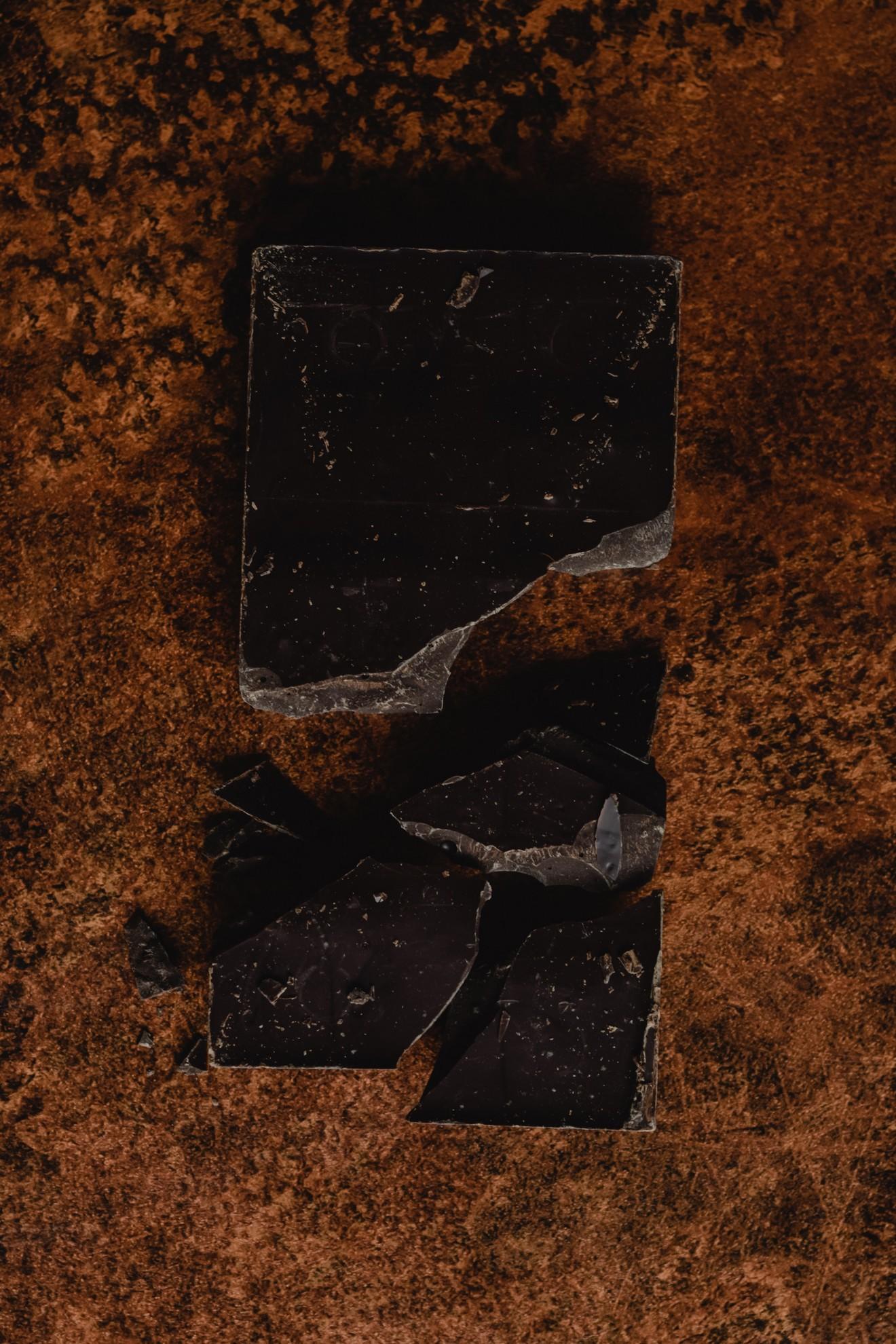 Du chocolat noir brut.