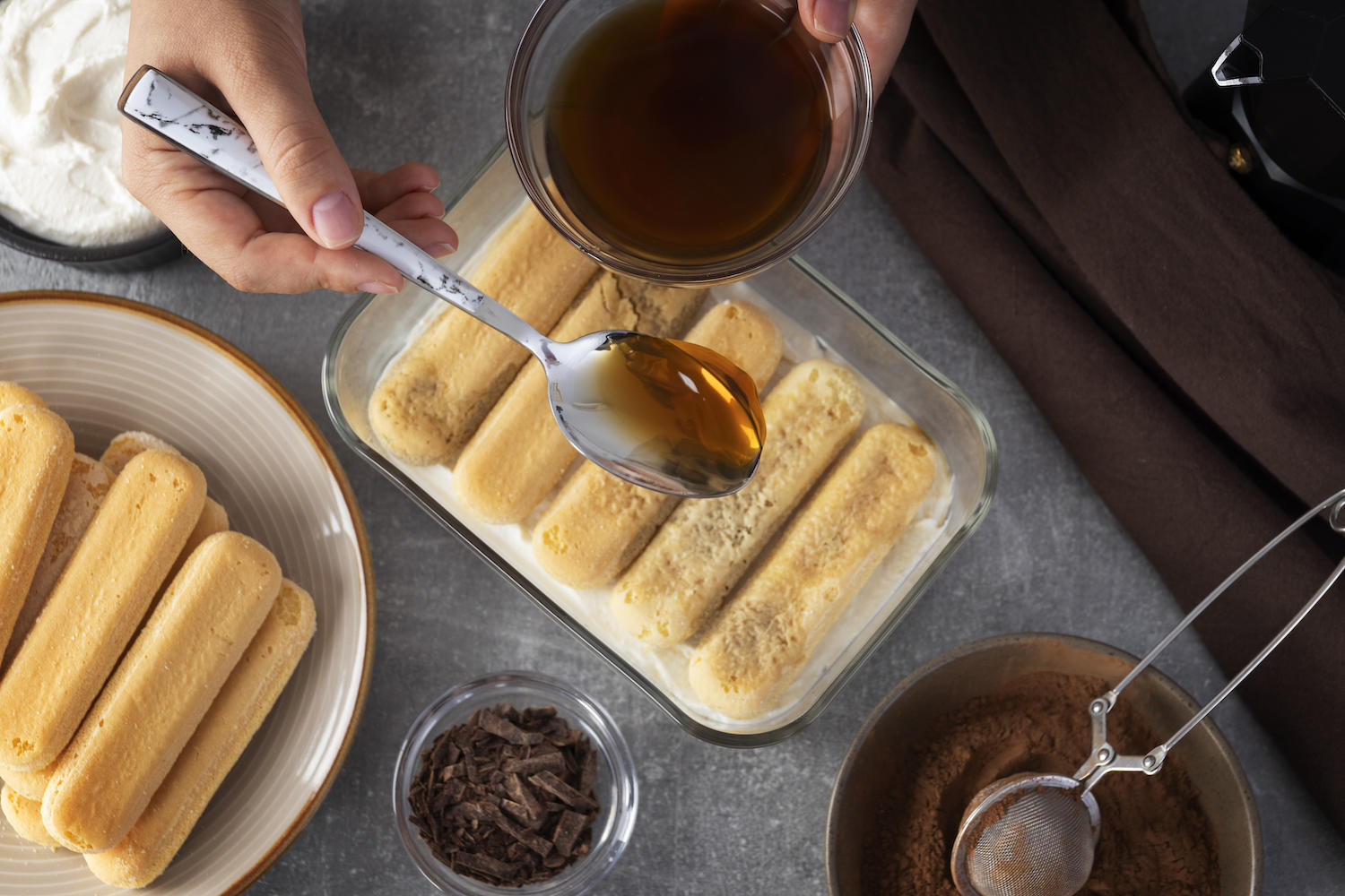 Biscuits trempés avec le café vu de haut