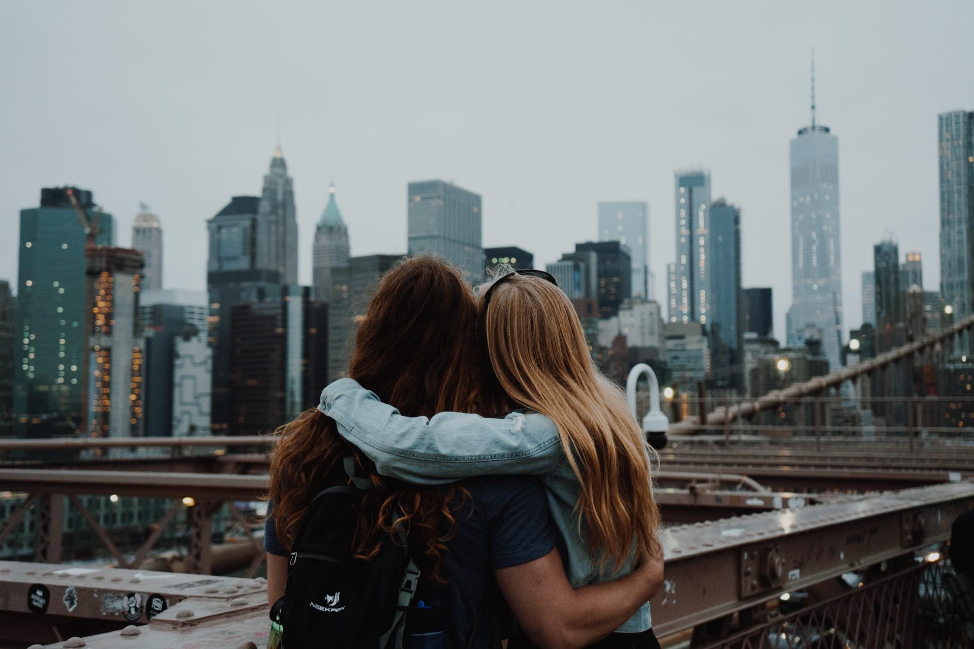Deux amies en train d'admirer les buildings de New York.