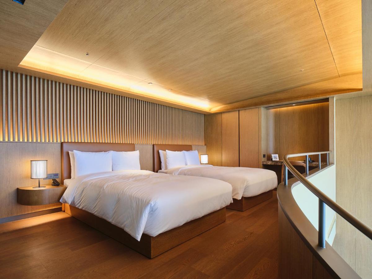 Chambre d'hôtel avec 2 lits doubles.