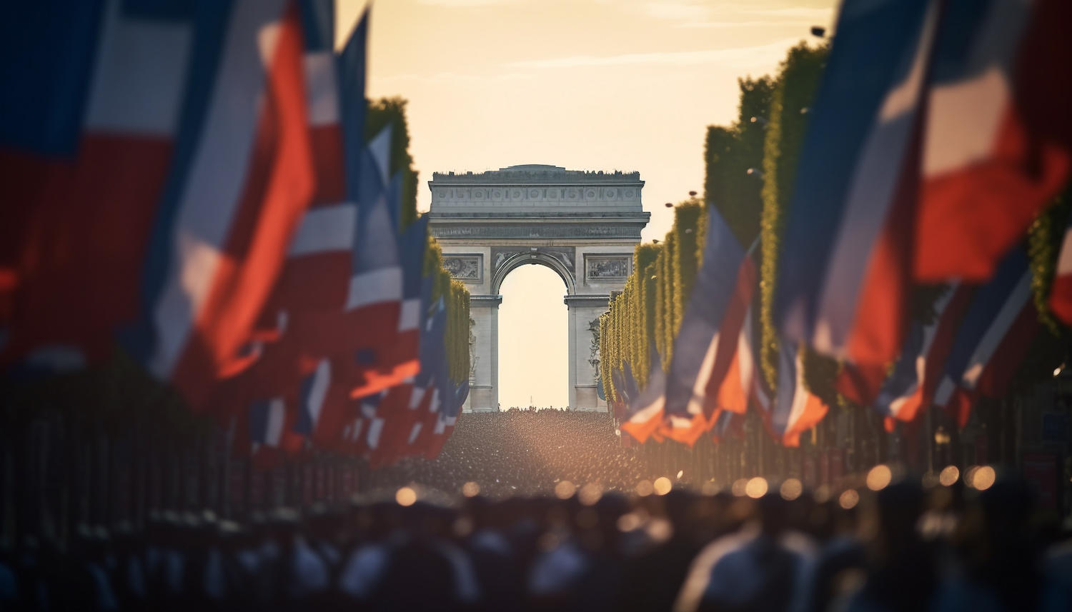 Arc de triomphe au fond avec drapeaux français sur les côtés.