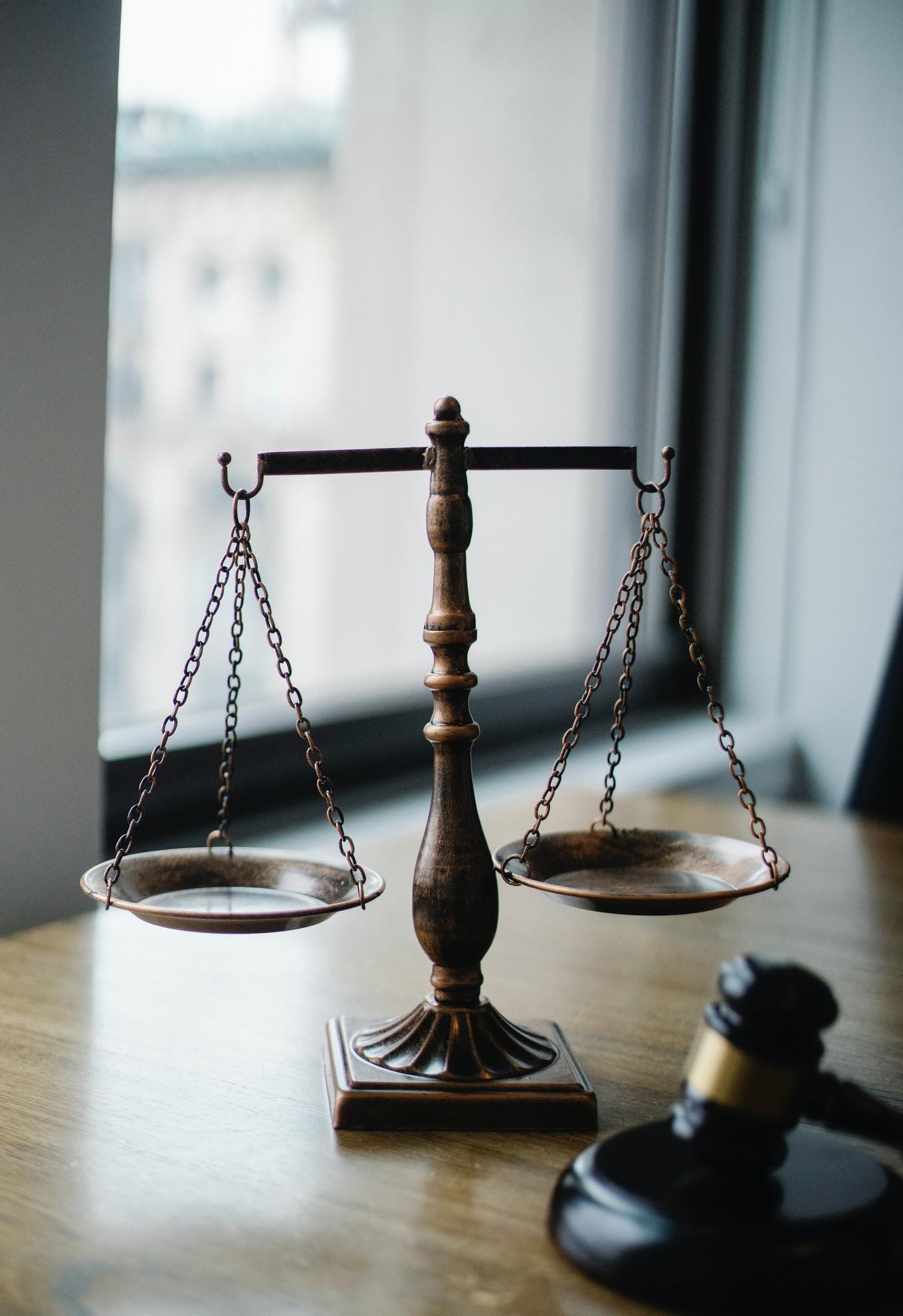 Une balance et un marteau judiciaire.